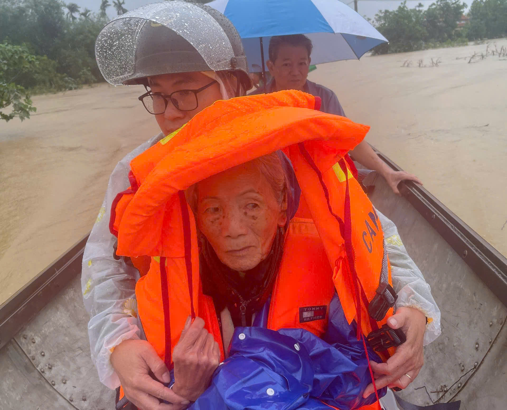 Hơn một tuần 3 đợt lũ, người dân Huế lại tất tả di dời- Ảnh 3. Hơn một tuần 3 đợt lũ, người dân Huế lại tất tả di dời- Ảnh 3.