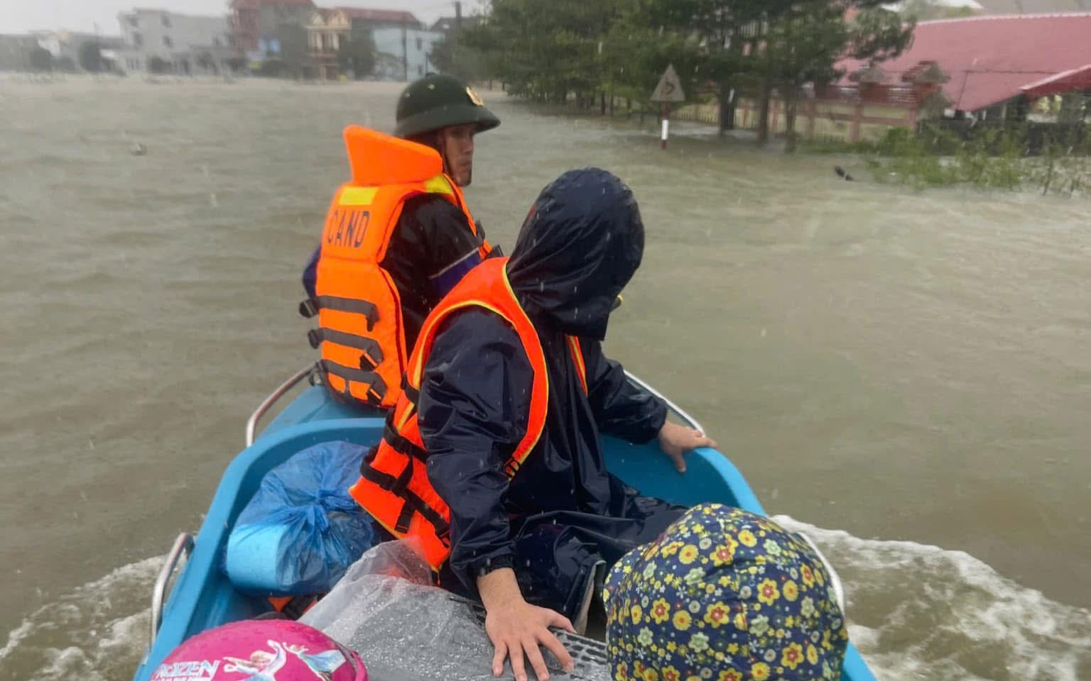 Công an đưa sản phụ chuyển dạ giữa vùng lũ đến viện