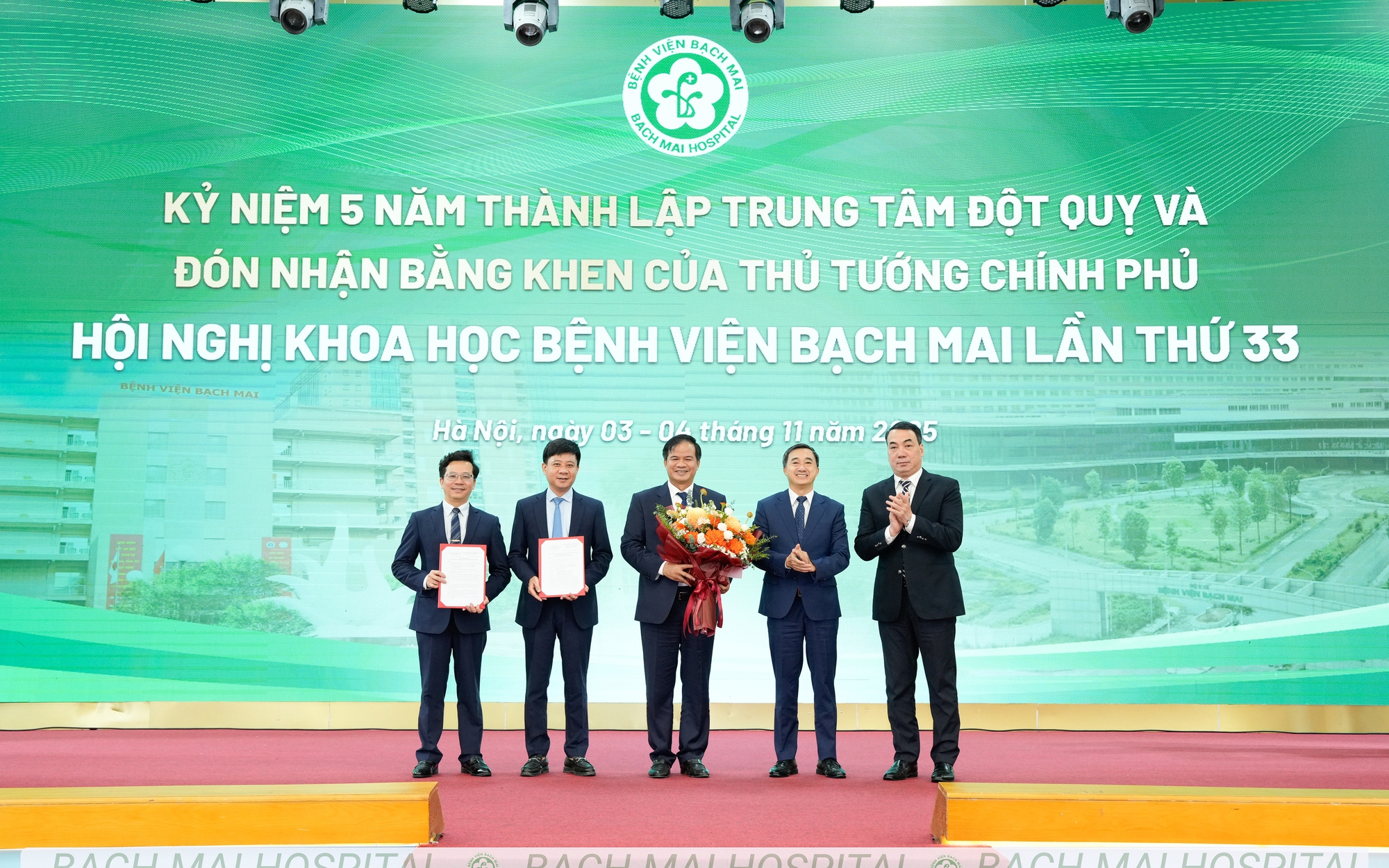 Thứ trưởng Trần Văn Thuấn: Tiếp tục hoàn thiện thể chế, thúc đẩy chuyển đổi số, đổi mới sáng tạo trong y tế
