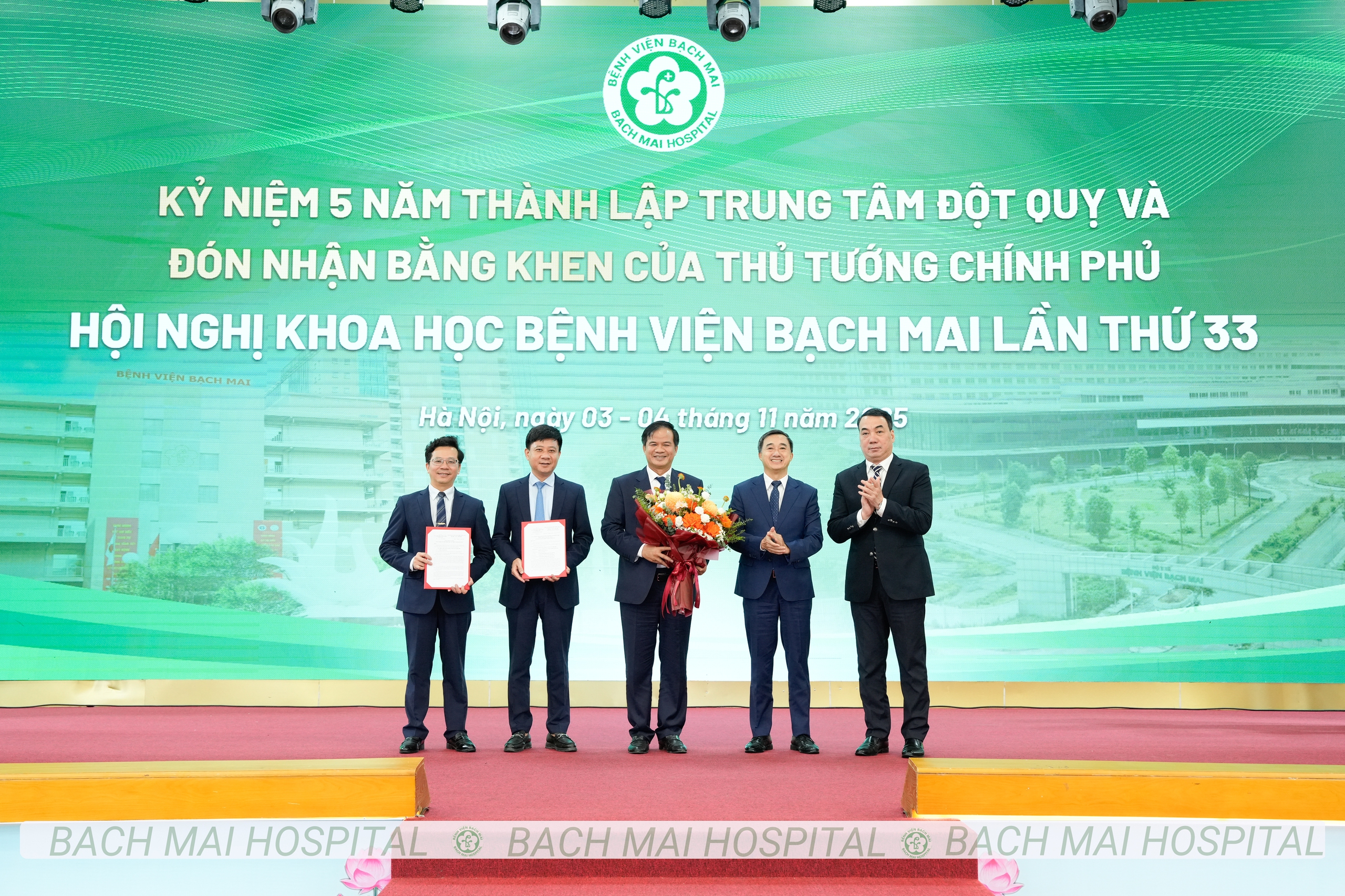 Thứ trưởng Trần Văn Thuấn: Tiếp tục hoàn thiện thể chế, thúc đẩy chuyển đổi số, đổi mới sáng tạo trong y tế- Ảnh 3.