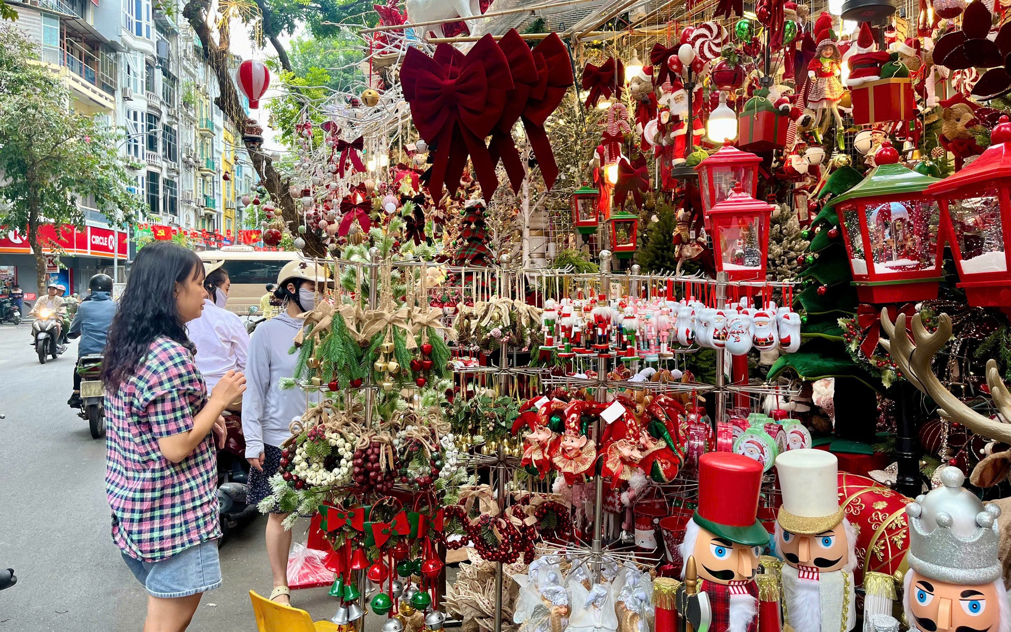 Người dân tất bật tháo dỡ mái che vỉa hè phố Hàng Mã- Ảnh 10. Phố Hàng Mã nhộn nhịp với đồ trang trí Giáng sinh sớm