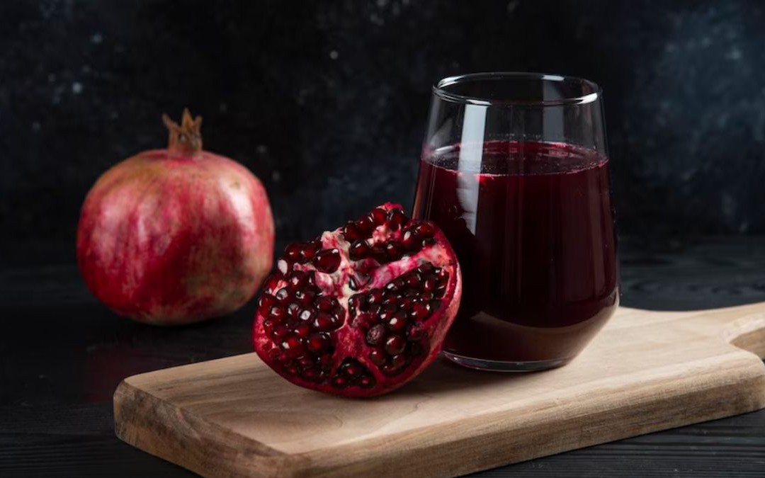 6 loại nước ép tự nhiên giúp hạ huyết áp an toàn- Ảnh 2. Uống nước ép lựu có giúp hạ huyết áp không?