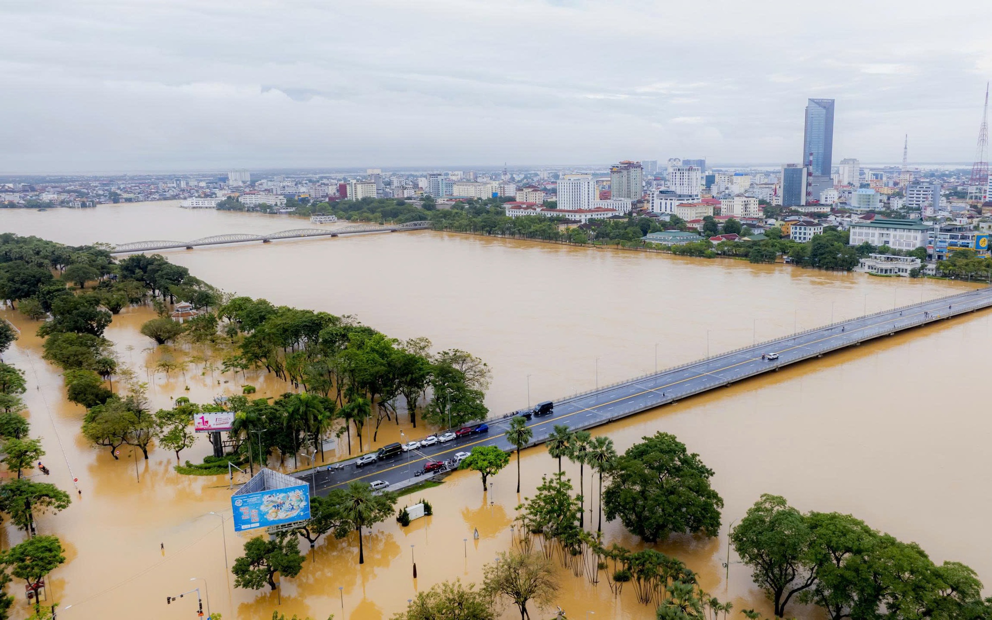 Toàn cảnh đợt lũ thứ 3 trong hơn một tuần ở Huế nhìn từ trên cao