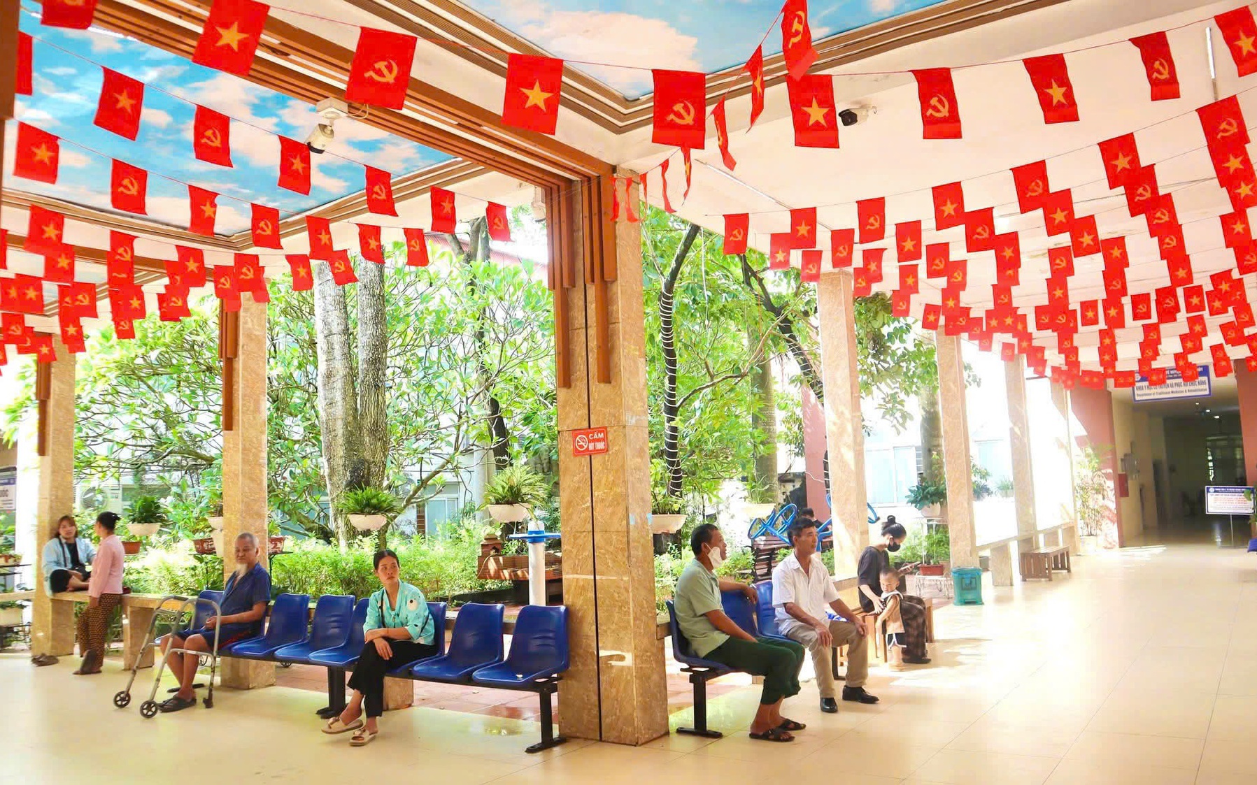 Môi trường cơ sở y tế xanh - sạch - đẹp: Khi mỗi người góp sức cho một cây xanh, phân loại rác thải đúng chỗ- Ảnh 3. Xanh hóa bệnh viện, hướng tới sự hài lòng của người bệnh