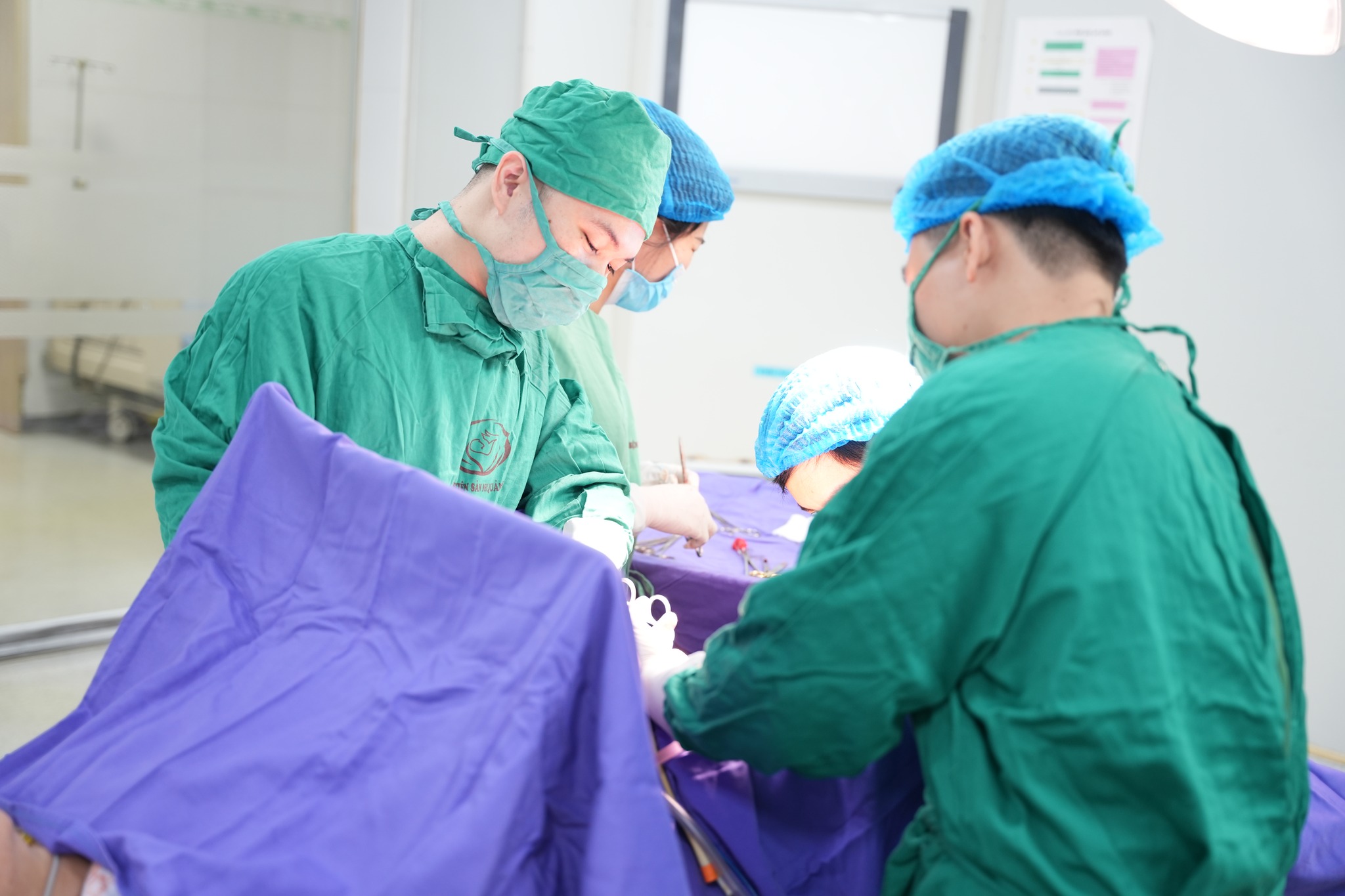 एक बांझ महिला में 11 जटिल फाइब्रॉएड हैं - फोटो 2. Một phụ nữ hiếm muộn mang trong mình 11 khối u xơ phát triển phức tạp- Ảnh 2.