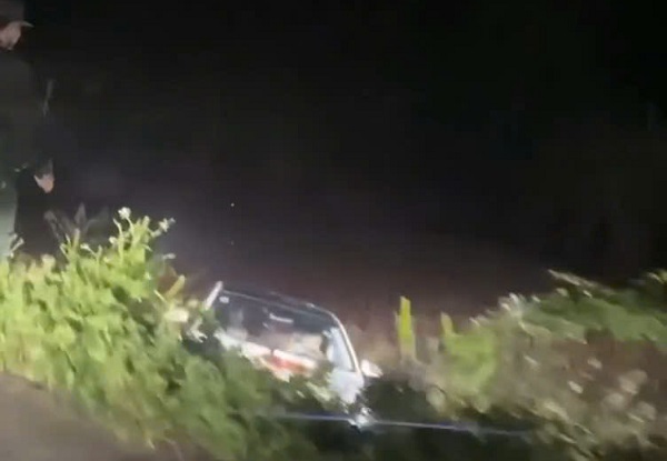 Video tài xế lùi xe xuống ruộng khi thấy chốt kiểm tra nồng độ cồn- Ảnh 1.