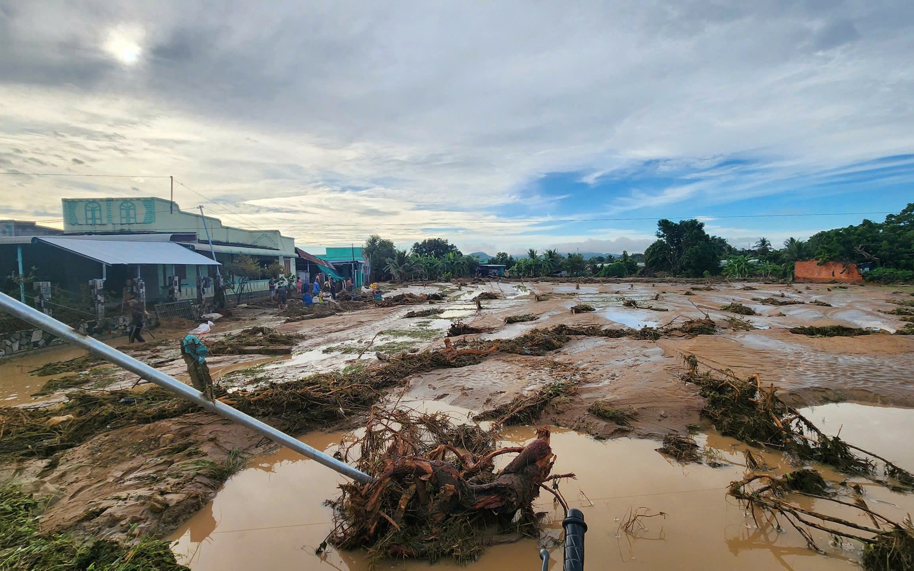 Vụ vỡ hồ chứa nước làm chết người: Lâm Đồng buộc doanh nghiệp tháo cạn các ao, hồ chứa trái phép - Ảnh 3. Vụ vỡ hồ chứa nước làm chết người: Lâm Đồng buộc doanh nghiệp tháo cạn các ao, hồ chứa trái phép - Ảnh 3.