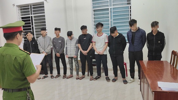 Từ mâu thuẫn trên mạng xã hội, 9 thanh thiếu niên bị tạm giam- Ảnh 2.
