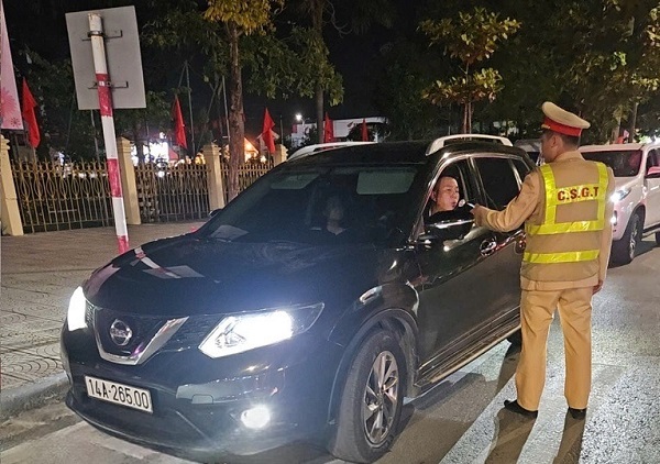 Kiểm tra nồng độ cồn toàn quốc, phát hiện 2.703 trường hợp vi phạm- Ảnh 2. Kiểm tra nồng độ cồn toàn quốc, phát hiện 2.703 trường hợp vi phạm- Ảnh 2.