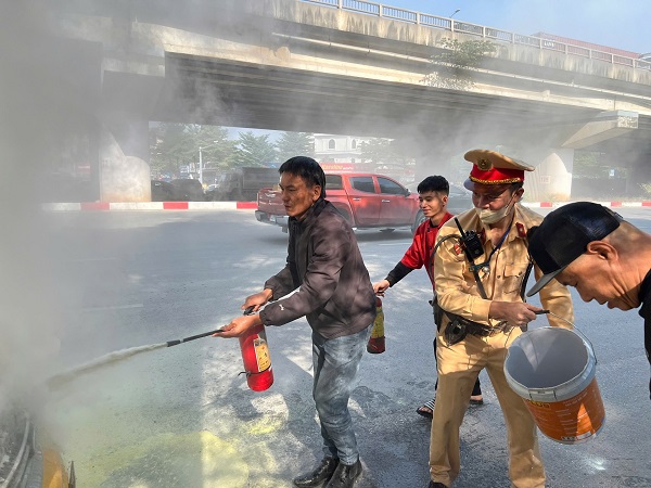 Hà Nội: Kịp thời dập tắt ô tô bất ngờ bốc cháy- Ảnh 3. Hà Nội: Kịp thời dập tắt ô tô bất ngờ bốc cháy- Ảnh 3.