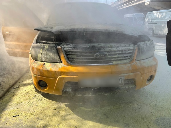 Hà Nội: Kịp thời dập tắt ô tô bất ngờ bốc cháy- Ảnh 1. Hà Nội: Kịp thời dập tắt ô tô bất ngờ bốc cháy- Ảnh 1.