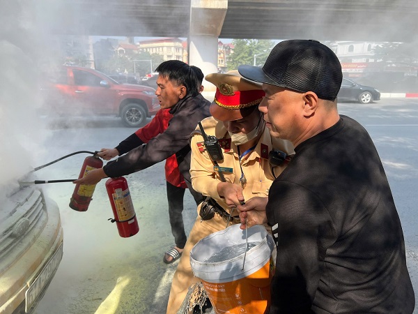 Hà Nội: Kịp thời dập tắt ô tô bất ngờ bốc cháy- Ảnh 4. Hà Nội: Kịp thời dập tắt ô tô bất ngờ bốc cháy- Ảnh 4.