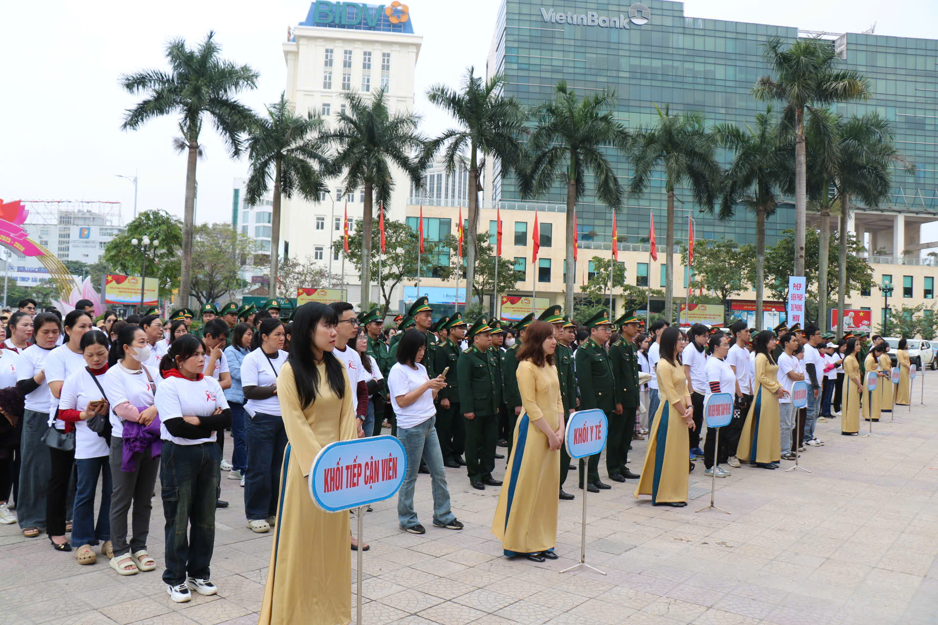 Ngành y tế giữ vai trò nòng cốt, vừa phòng ngừa, điều trị, vừa đồng hành với người nhiễm HIV- Ảnh 2. Ngành y tế giữ vai trò nòng cốt, vừa phòng ngừa, điều trị, vừa đồng hành với người nhiễm HIV- Ảnh 2.