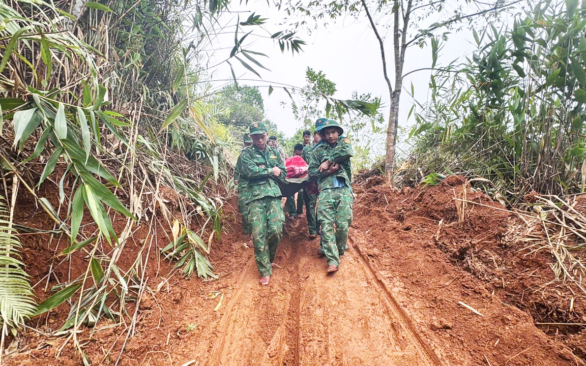 Nhận đề nghị khẩn từ tài xế taxi, CSGT dẫn đường giúp sản phụ 'vượt cạn' an toàn- Ảnh 1. Khiêng cáng vượt dốc núi sạt lở cứu sản phụ "ngàn cân treo sợi tóc"