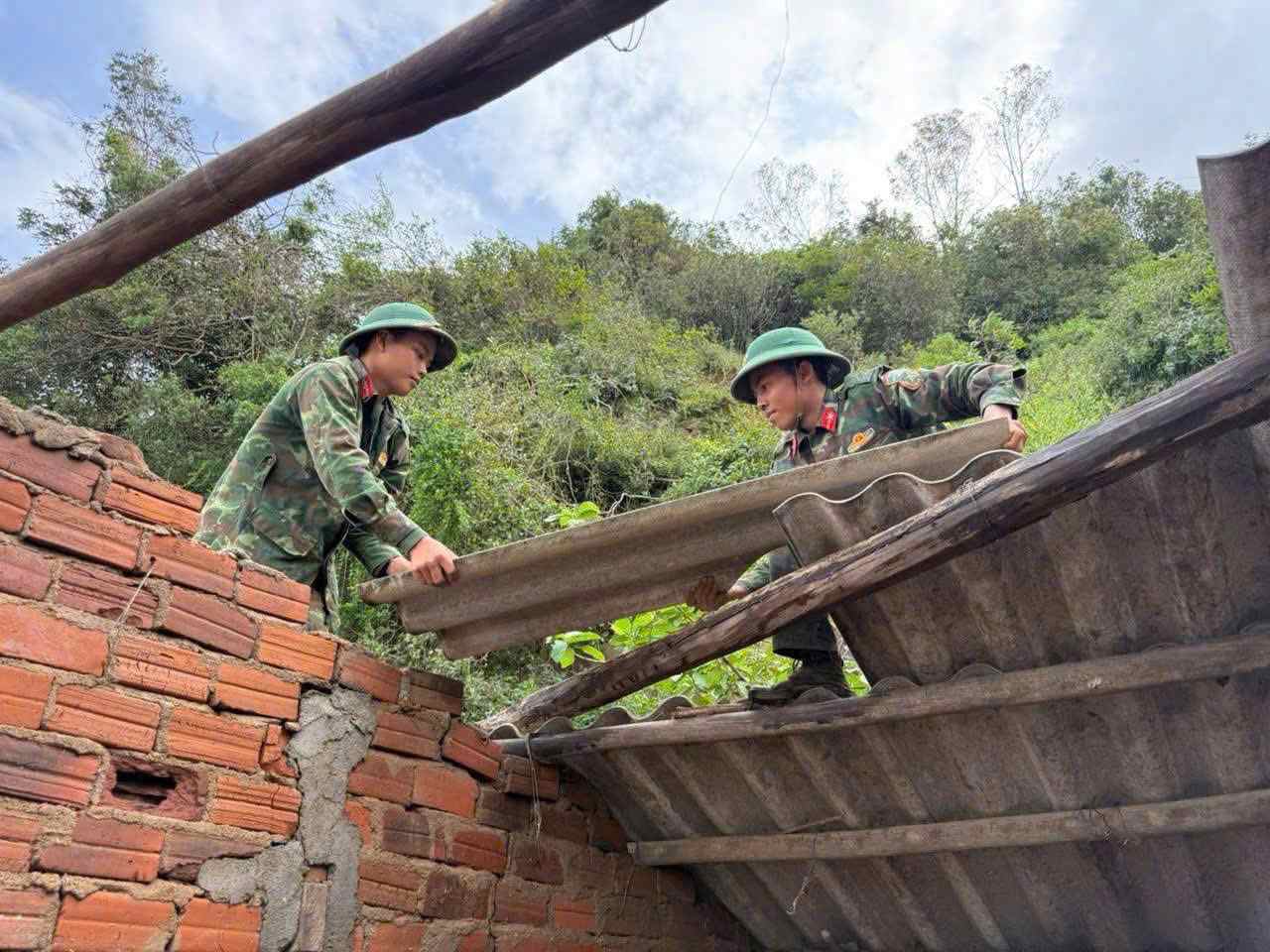 Thủ tướng phát động 'Chiến dịch Quang Trung' xây dựng lại nhà dân sau mưa lũ lịch sử