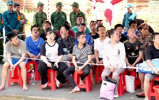 Gia đình lập bàn thờ vì tưởng đã chết, công an bất ngờ đưa thanh niên bị lừa sang Campuchia trở về- Ảnh 4.