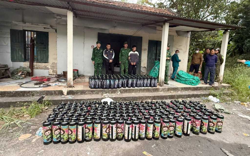 Bắt giữ đường dây vận chuyển hơn 600 bình khí cười