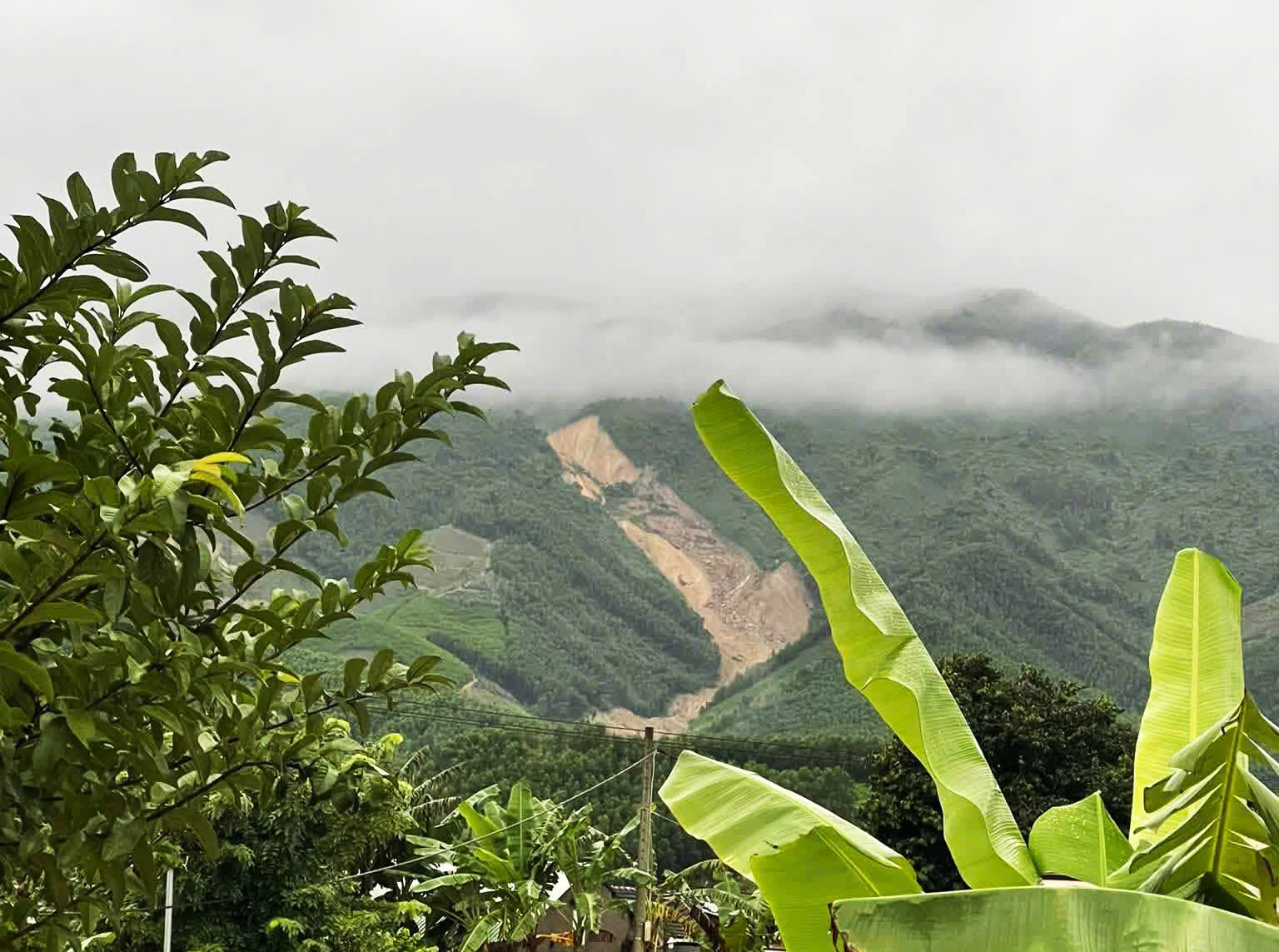 Sườn núi sạt lở dài 2km, một người đàn ông đi tìm gia súc tử vong- Ảnh 1.