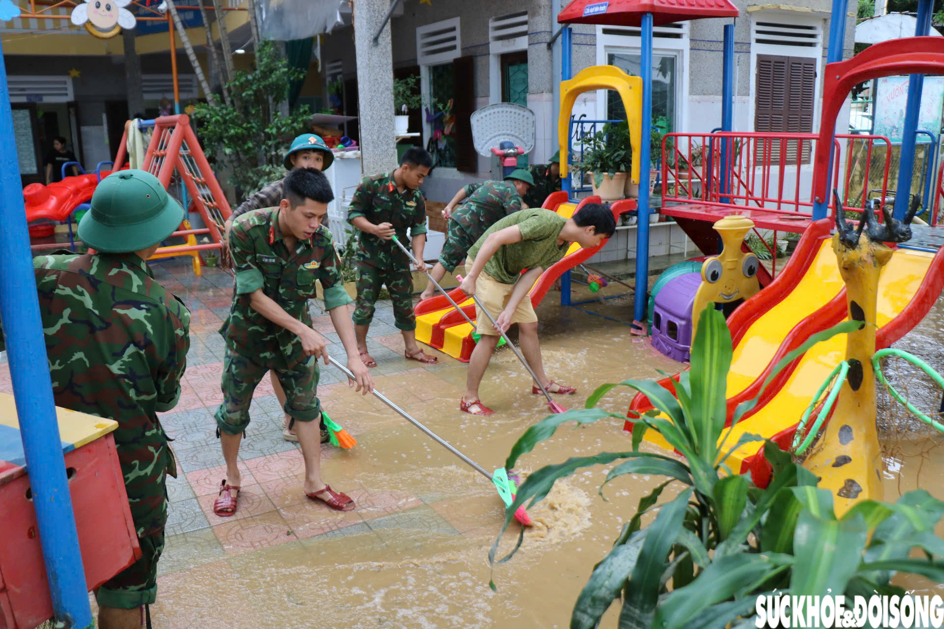 Quân đội giúp dân dọn dẹp bùn đất sau 3 trận lũ liên tiếp trong hơn một tuần ở Huế- Ảnh 4. Quân đội giúp dân dọn dẹp bùn đất sau 3 trận lũ liên tiếp trong hơn một tuần ở Huế- Ảnh 4.