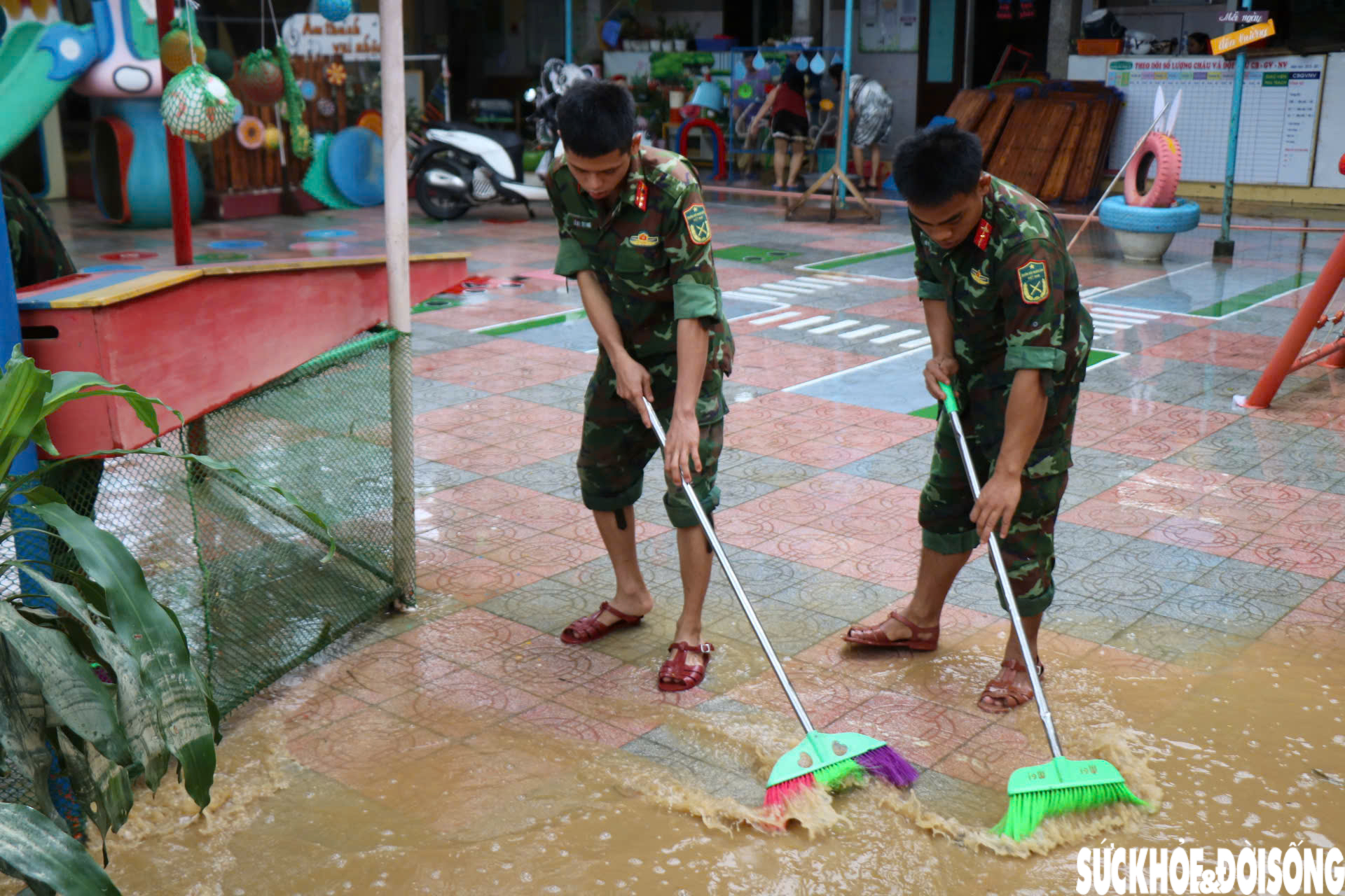 Quân đội giúp dân dọn dẹp bùn đất sau 3 trận lũ liên tiếp trong hơn một tuần ở Huế- Ảnh 6. Quân đội giúp dân dọn dẹp bùn đất sau 3 trận lũ liên tiếp trong hơn một tuần ở Huế- Ảnh 6.