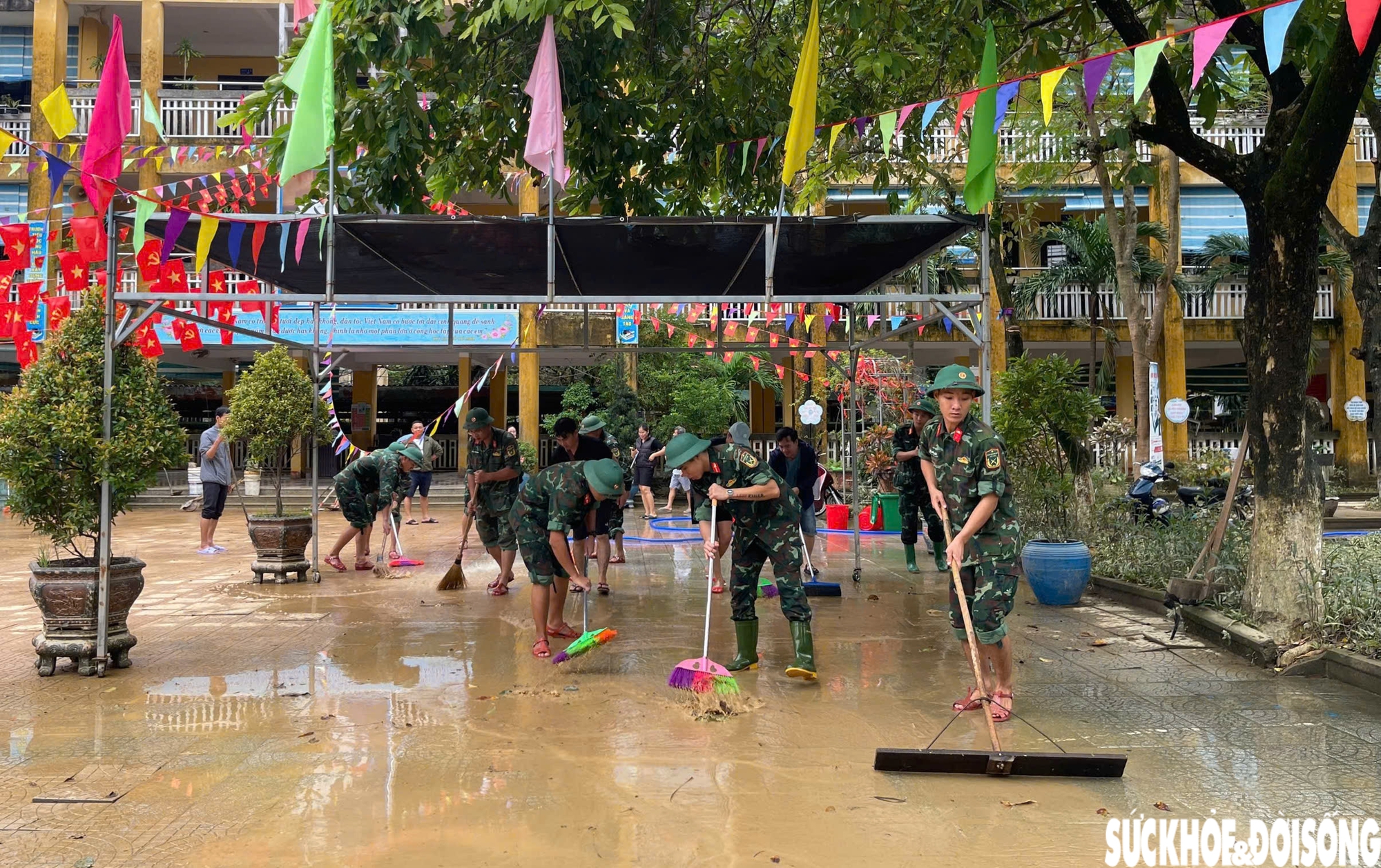 Quân đội giúp dân dọn dẹp bùn đất sau 3 trận lũ liên tiếp trong hơn một tuần ở Huế- Ảnh 7. Quân đội giúp dân dọn dẹp bùn đất sau 3 trận lũ liên tiếp trong hơn một tuần ở Huế- Ảnh 7.