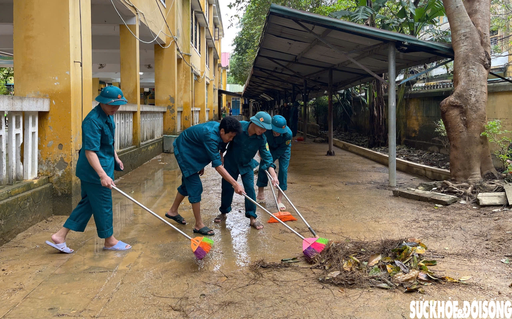 Quân đội giúp dân dọn dẹp bùn đất sau 3 trận lũ liên tiếp trong hơn một tuần ở Huế- Ảnh 8. Quân đội giúp dân dọn dẹp bùn đất sau 3 trận lũ liên tiếp trong hơn một tuần ở Huế- Ảnh 8.