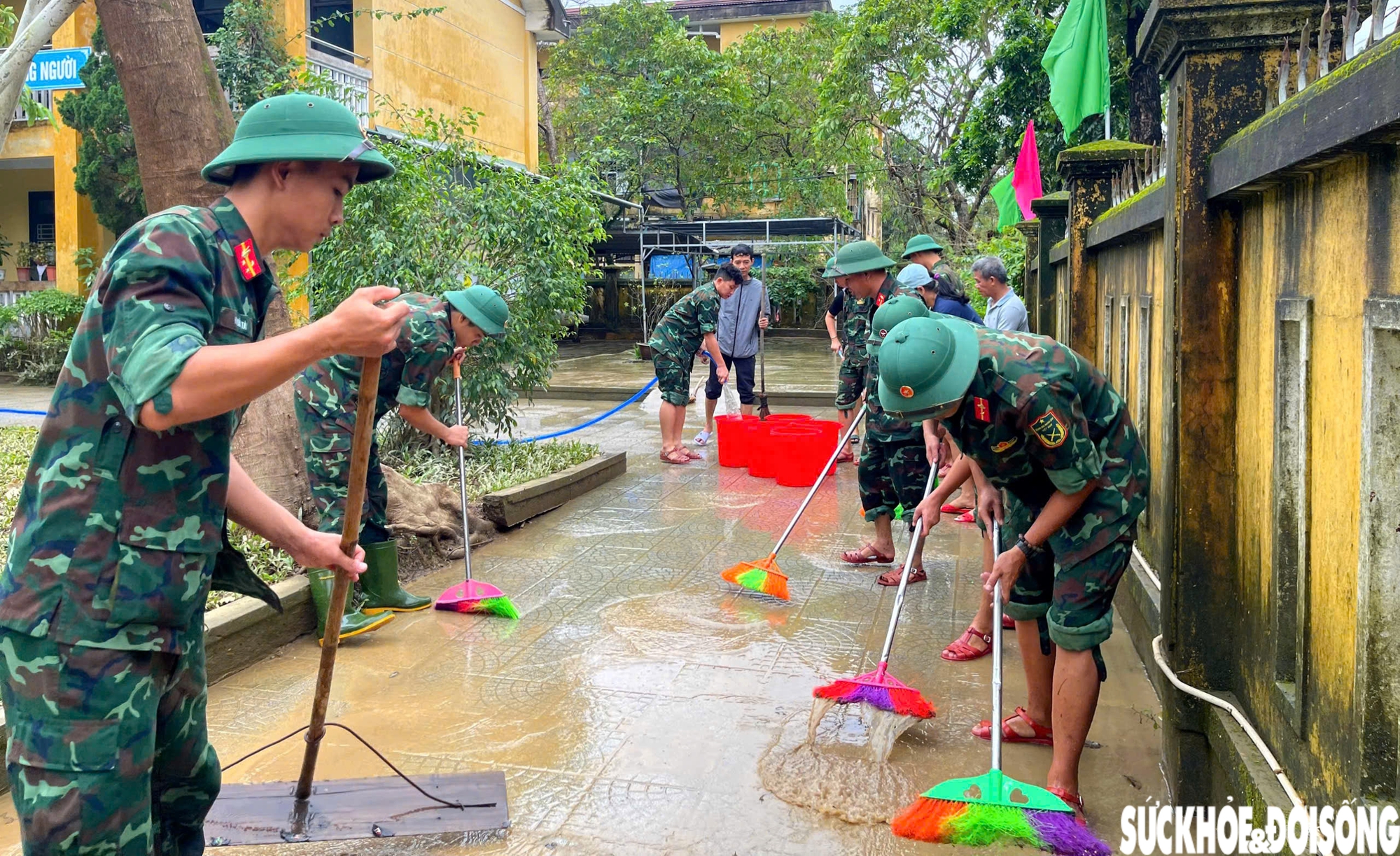 Quân đội giúp dân dọn dẹp bùn đất sau 3 trận lũ liên tiếp trong hơn một tuần ở Huế- Ảnh 9. Quân đội giúp dân dọn dẹp bùn đất sau 3 trận lũ liên tiếp trong hơn một tuần ở Huế- Ảnh 9.