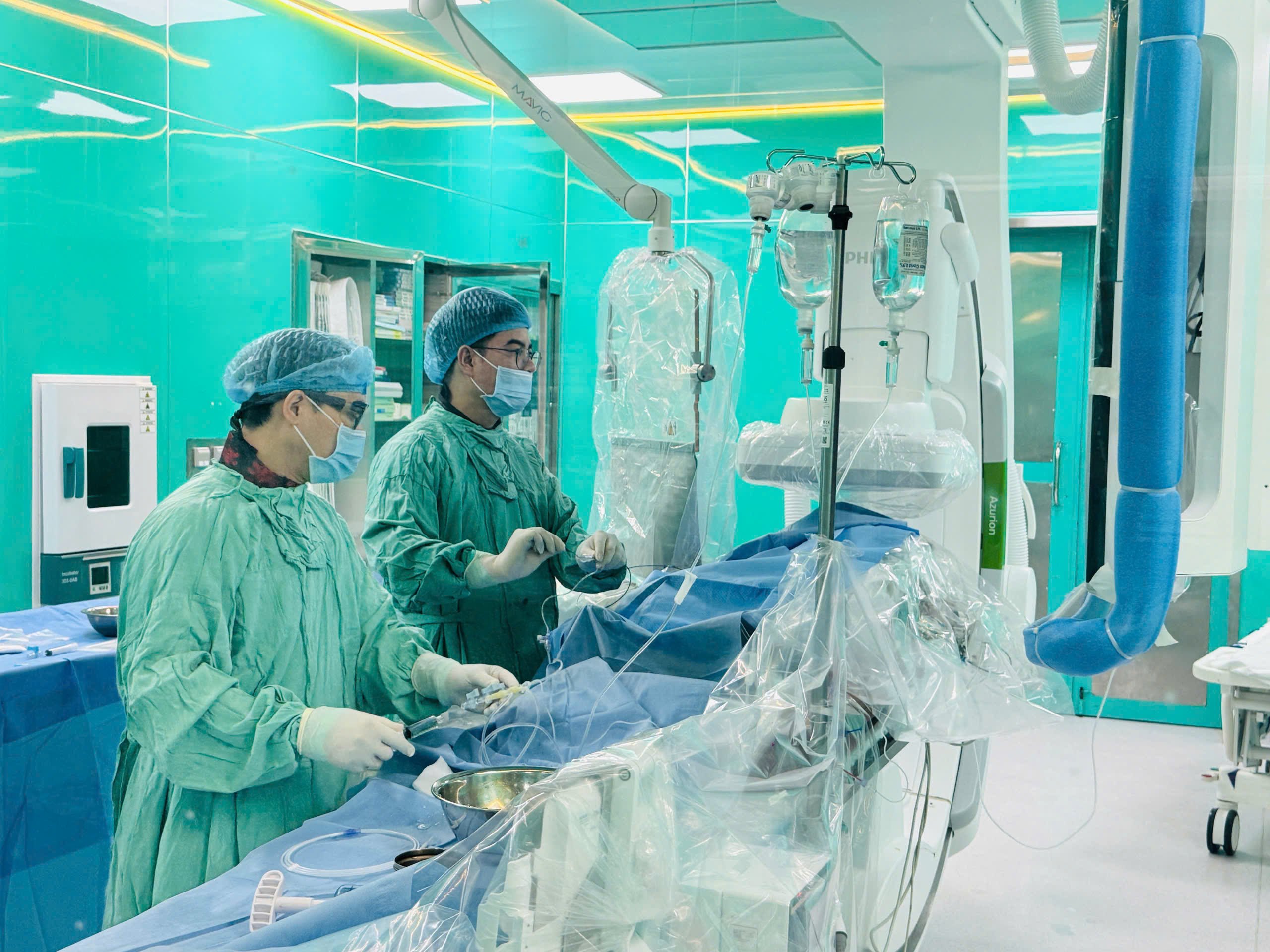 Giữ vững 'mạch sống' y tế miền Trung trong mưa lũ- Ảnh 1.