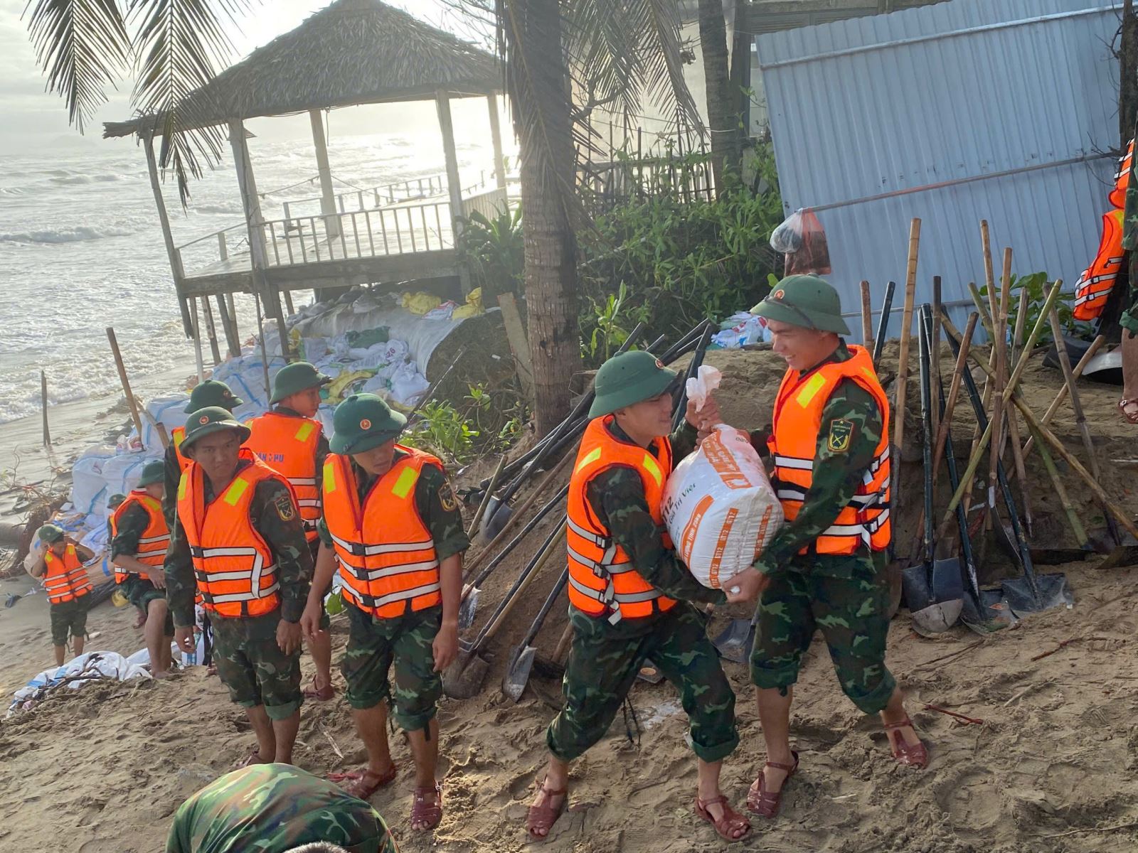 Hơn 100 cán bộ, chiến sĩ quân đội tham gia khắc phục sạt lở bờ kè đê biển ở Đà Nẵng- Ảnh 4. Hơn 100 cán bộ, chiến sĩ quân đội tham gia khắc phục sạt lở bờ kè đê biển ở Đà Nẵng- Ảnh 4.