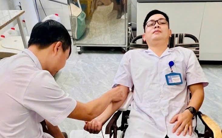 Cứu cô gái 24 tuổi vỡ thai ngoài tử cung- Ảnh 2. Cán bộ y tế hiến máu cứu người phụ nữ vỡ thai ngoài tử cung trong mưa lũ