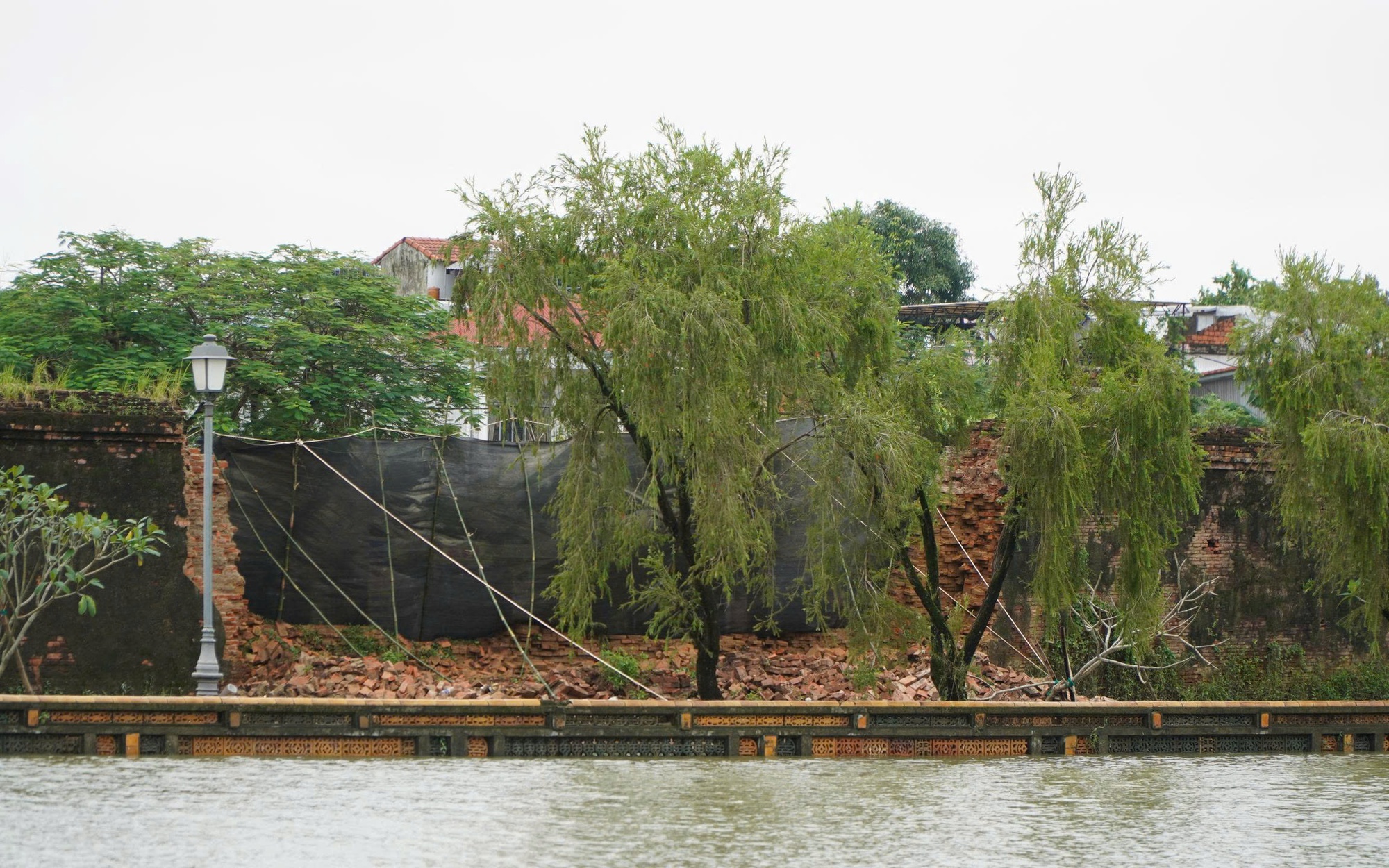 Quân đội giúp dân dọn dẹp bùn đất sau 3 trận lũ liên tiếp trong hơn một tuần ở Huế- Ảnh 11. Một đoạn tường Hoàng thành Huế bị sập trong mưa lũ