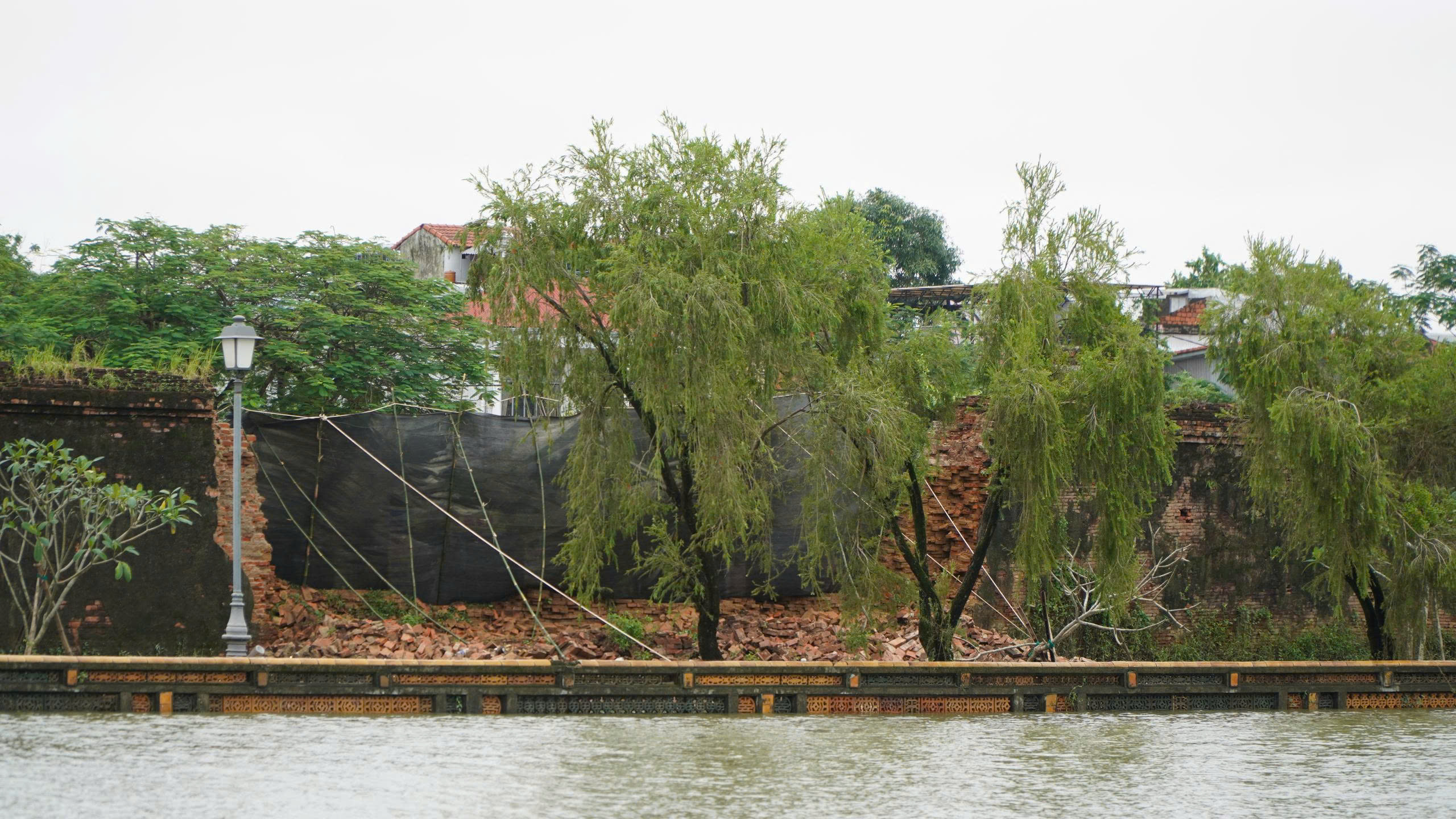 Một đoạn tường Hoàng thành Huế bị sập trong mưa lũ- Ảnh 1.