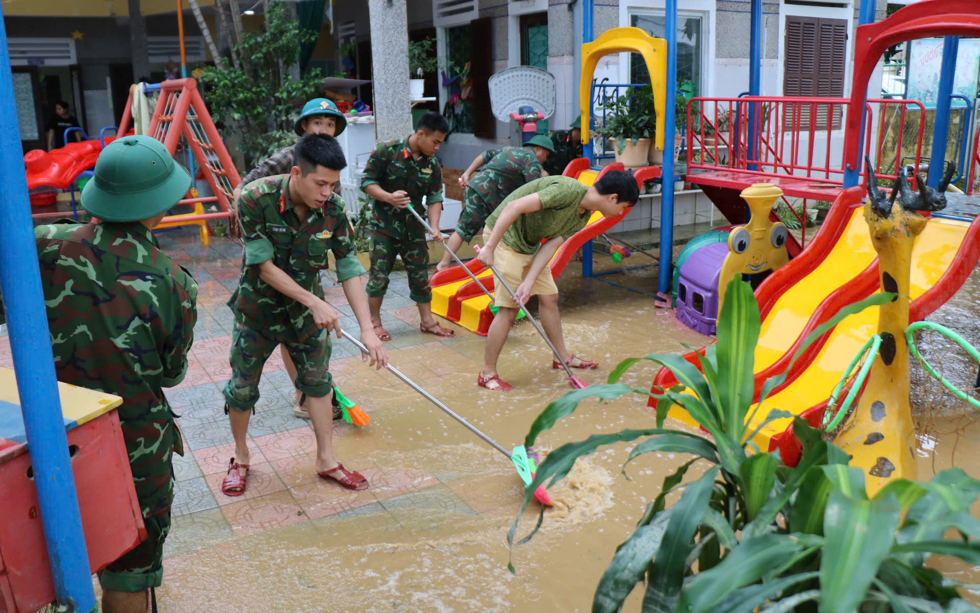 Quân đội giúp dân dọn dẹp bùn đất sau 3 trận lũ liên tiếp trong hơn một tuần ở Huế