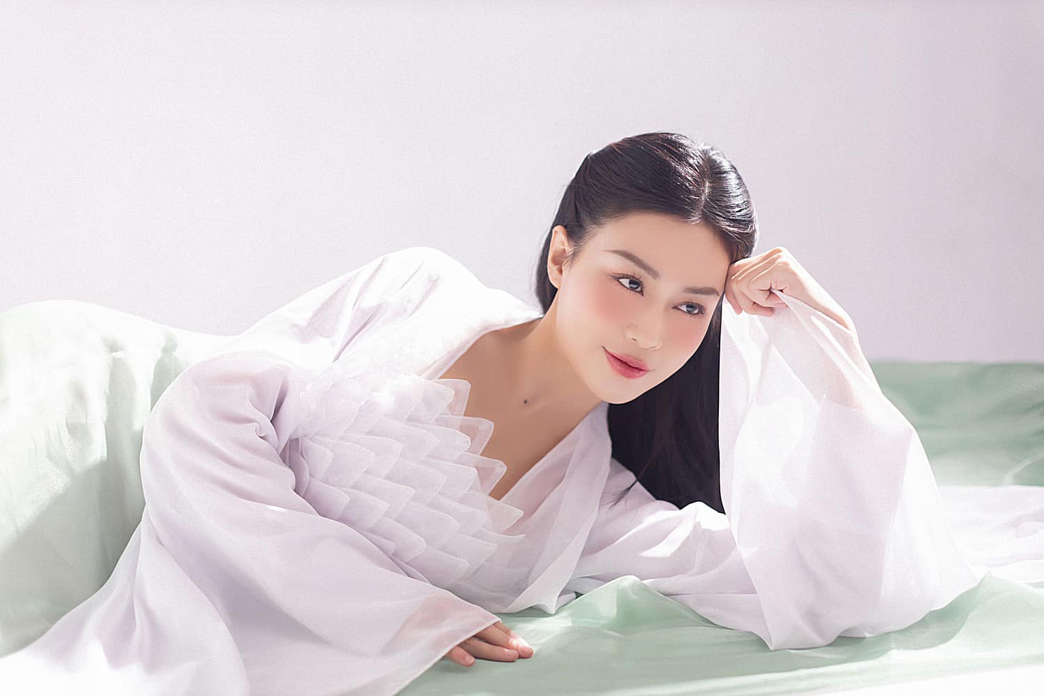 Tú - nữ giám đốc mạnh mẽ trong 'Cách em 1 milimet' đời thực có sắc vóc ra sao?- Ảnh 9. Tú - nữ giám đốc mạnh mẽ trong 'Cách em 1 milimet' đời thực có sắc vóc ra sao?- Ảnh 9.