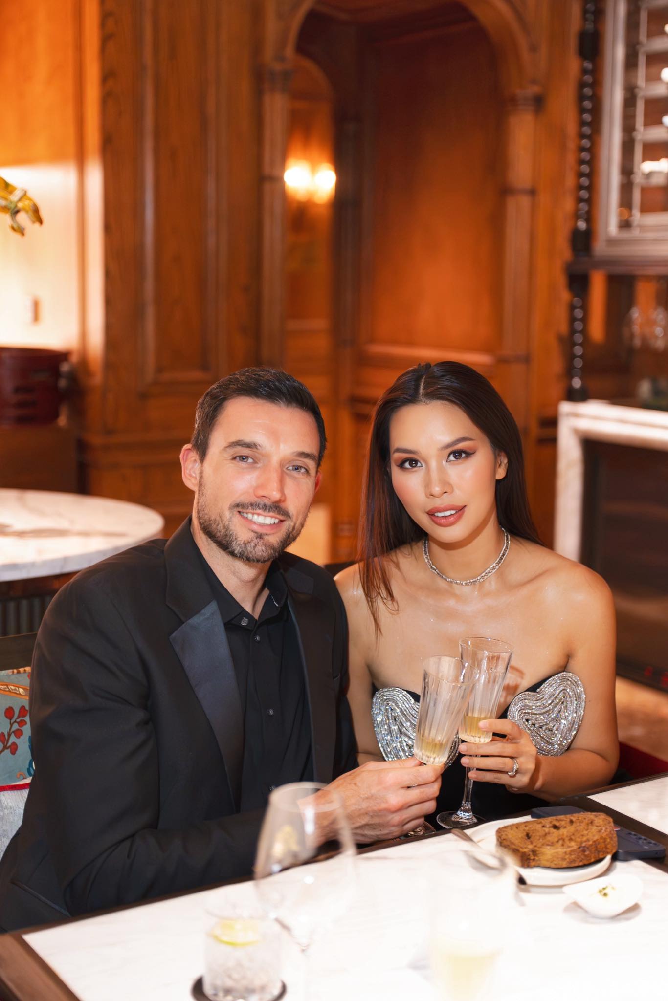 9 năm hôn nhân đẹp như cổ tích của siêu mẫu Hà Anh và chồng Tây- Ảnh 1. 9 năm hôn nhân đẹp như cổ tích của siêu mẫu Hà Anh và chồng Tây- Ảnh 1.