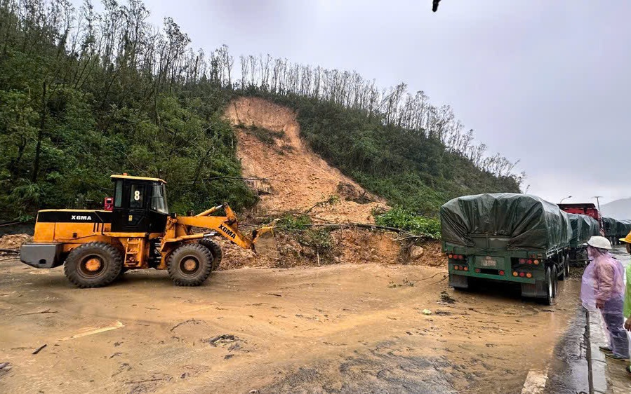 Cầu cạn trên đường Hồ Chí Minh nhánh Tây bị xô lệch do mưa lũ- Ảnh 5.