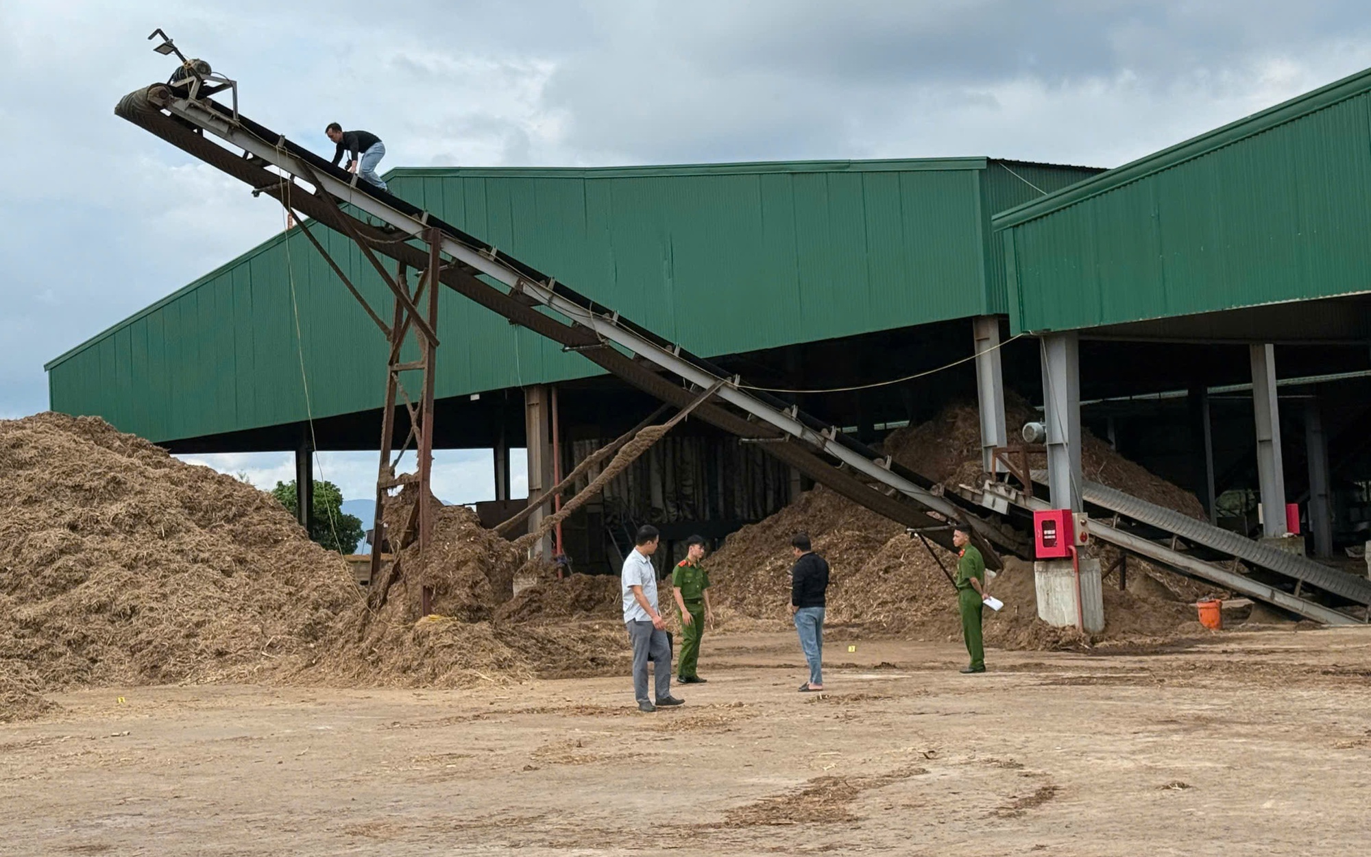 Nguyên nhân vụ tai nạn tại xưởng sản xuất gỗ khiến 2 người thương vong ở Lào Cai- Ảnh 2.