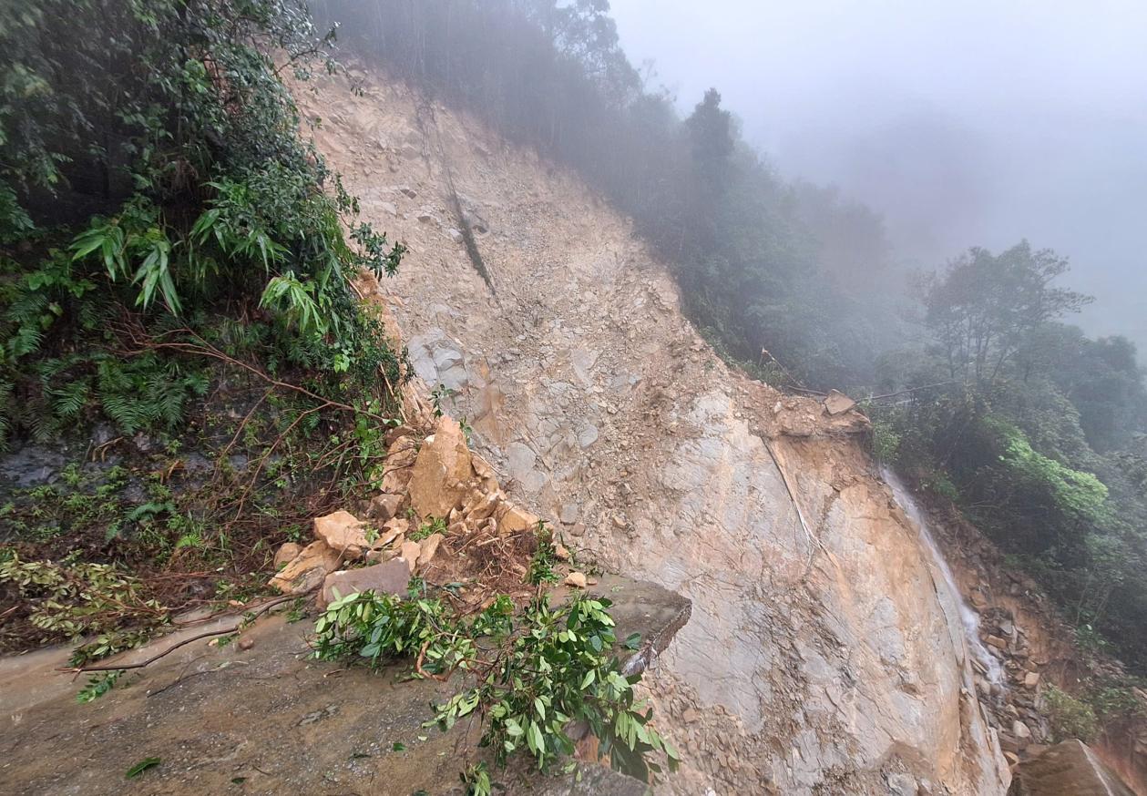 Cận cảnh sạt lở nghiêm trọng đường lên đỉnh Bạch Mã- Ảnh 12.