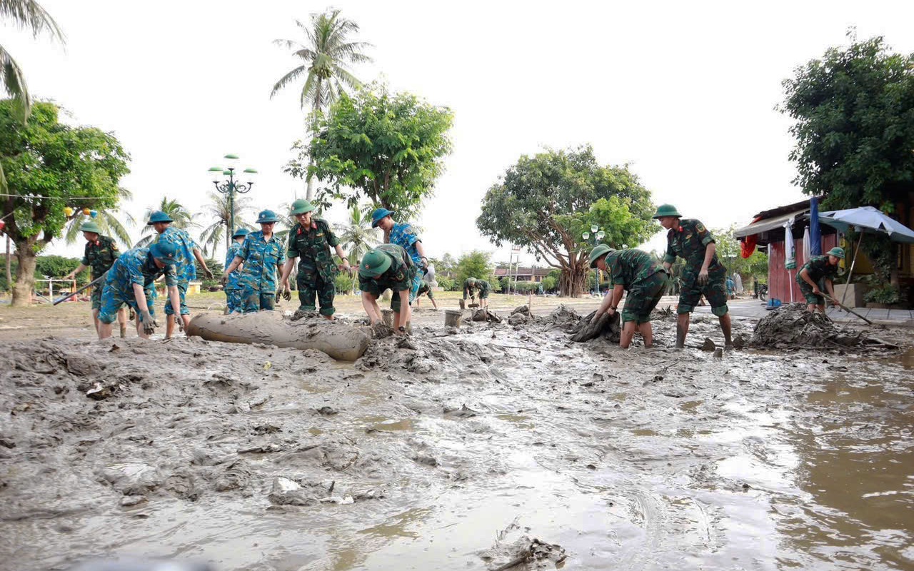 Chạy đua với thời gian giữ hạt lúa trước bão số 13- Ảnh 12. Bộ đội khẩn trương "giải cứu" phố cổ Hội An sau 5 ngày ngập sâu