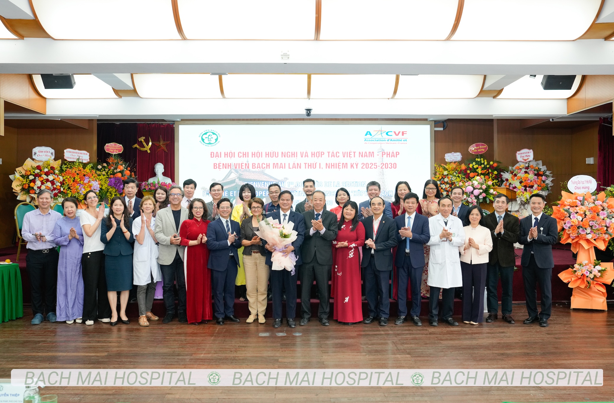 अंतर्राष्ट्रीय सहयोग को बढ़ावा देना, बाक माई ब्रांड को एकीकृत करना, मानवतावादी चिकित्सा का विकास करना - फोटो 1. Thúc đẩy hợp tác quốc tế, đưa thương hiệu Bạch Mai hội nhập, phát triển y học nhân văn- Ảnh 1.