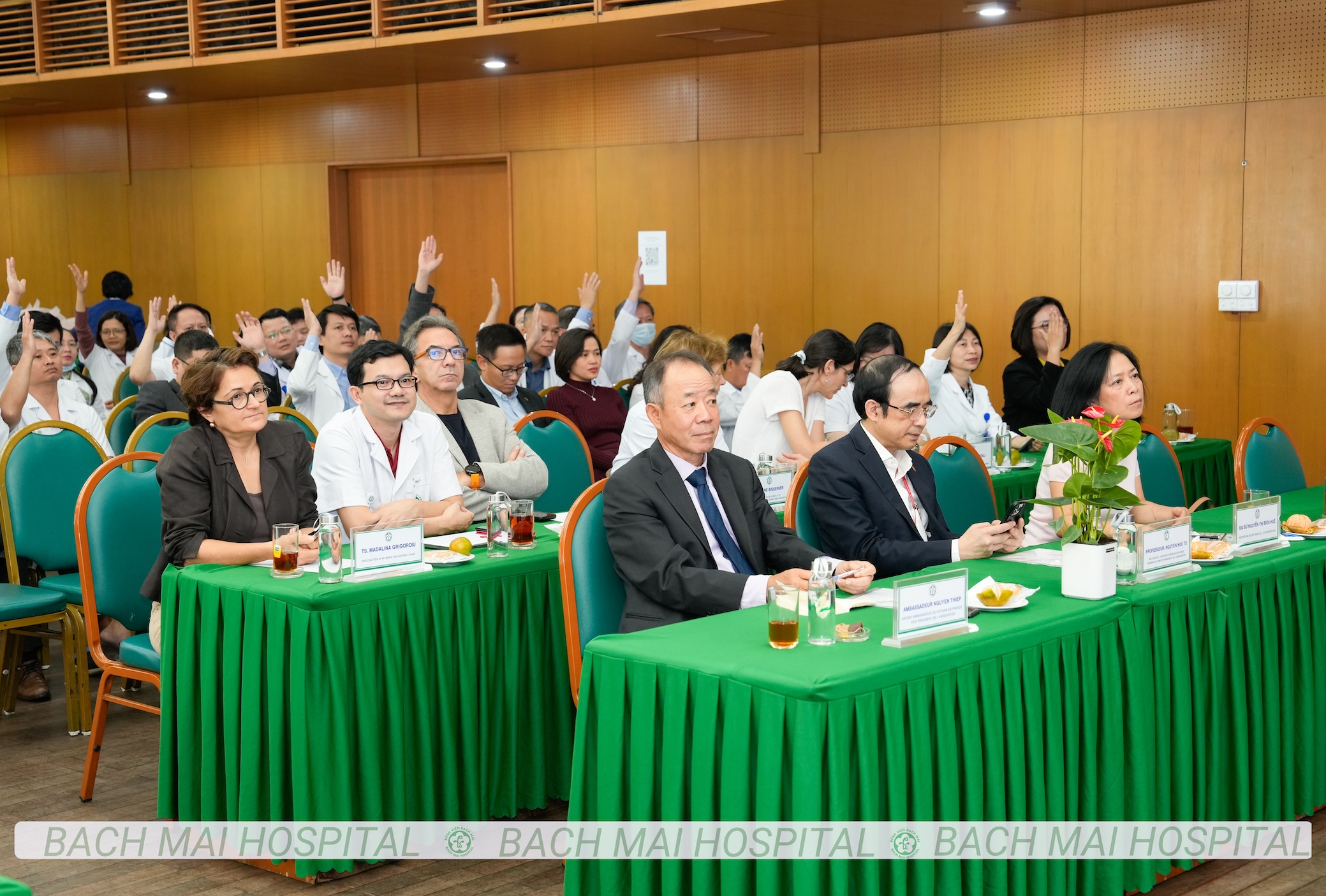 अंतर्राष्ट्रीय सहयोग को बढ़ावा देना, बाक माई ब्रांड को एकीकृत करना, मानवतावादी चिकित्सा का विकास करना - फोटो 4. Thúc đẩy hợp tác quốc tế, đưa thương hiệu Bạch Mai hội nhập, phát triển y học nhân văn- Ảnh 4.