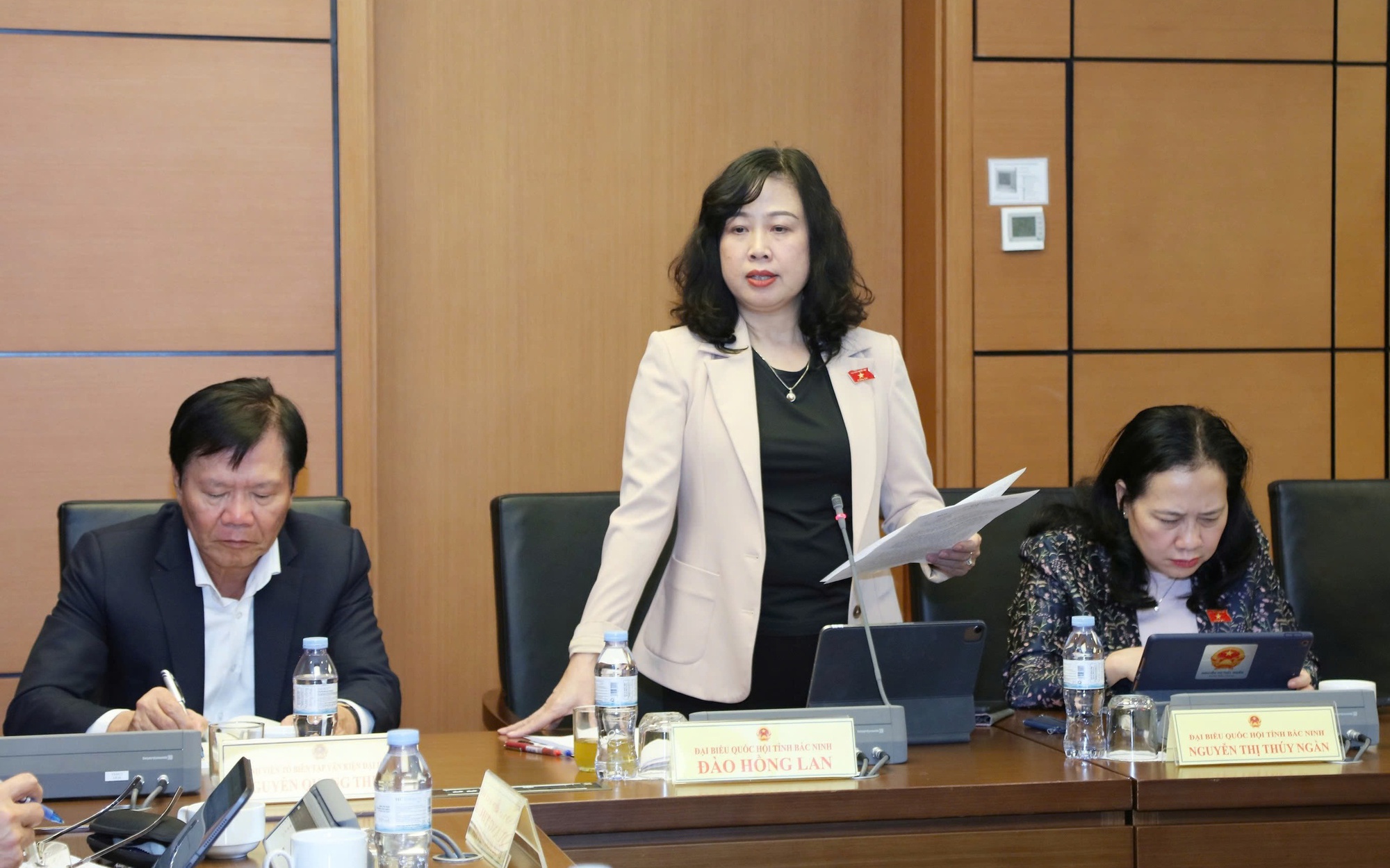 Bộ trưởng Bộ Y tế Đào Hồng Lan góp ý dự thảo Văn kiện trình Đại hội XIV của Đảng