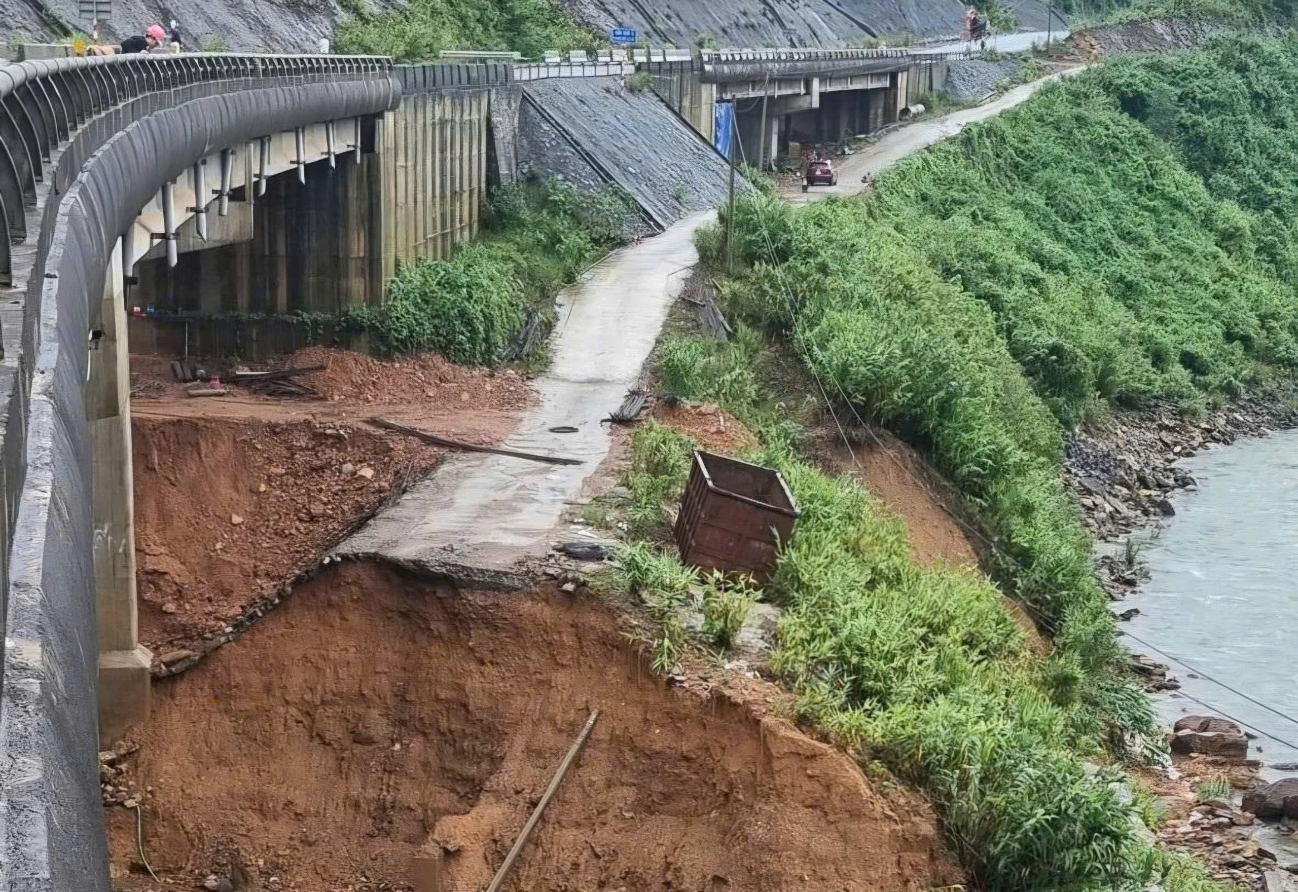 Cận cảnh sạt lở nghiêm trọng đường lên đỉnh Bạch Mã- Ảnh 9.