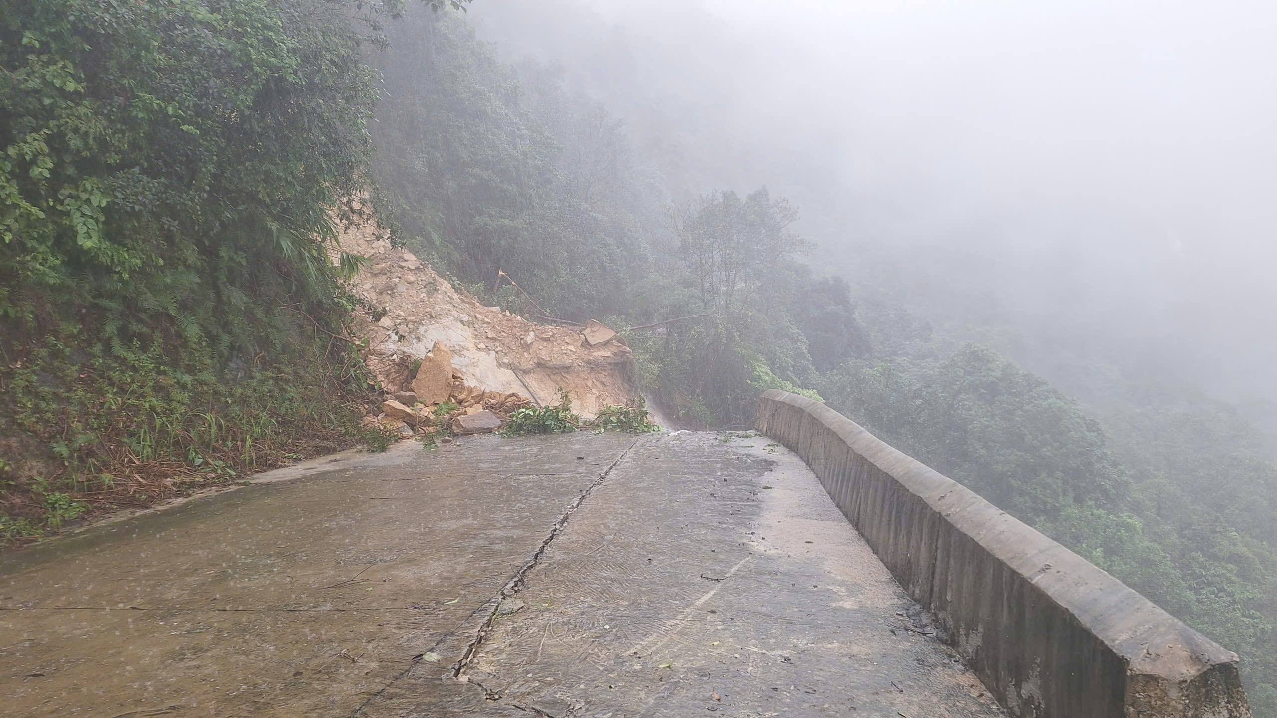 Cận cảnh sạt lở nghiêm trọng đường lên đỉnh Bạch Mã- Ảnh 2.