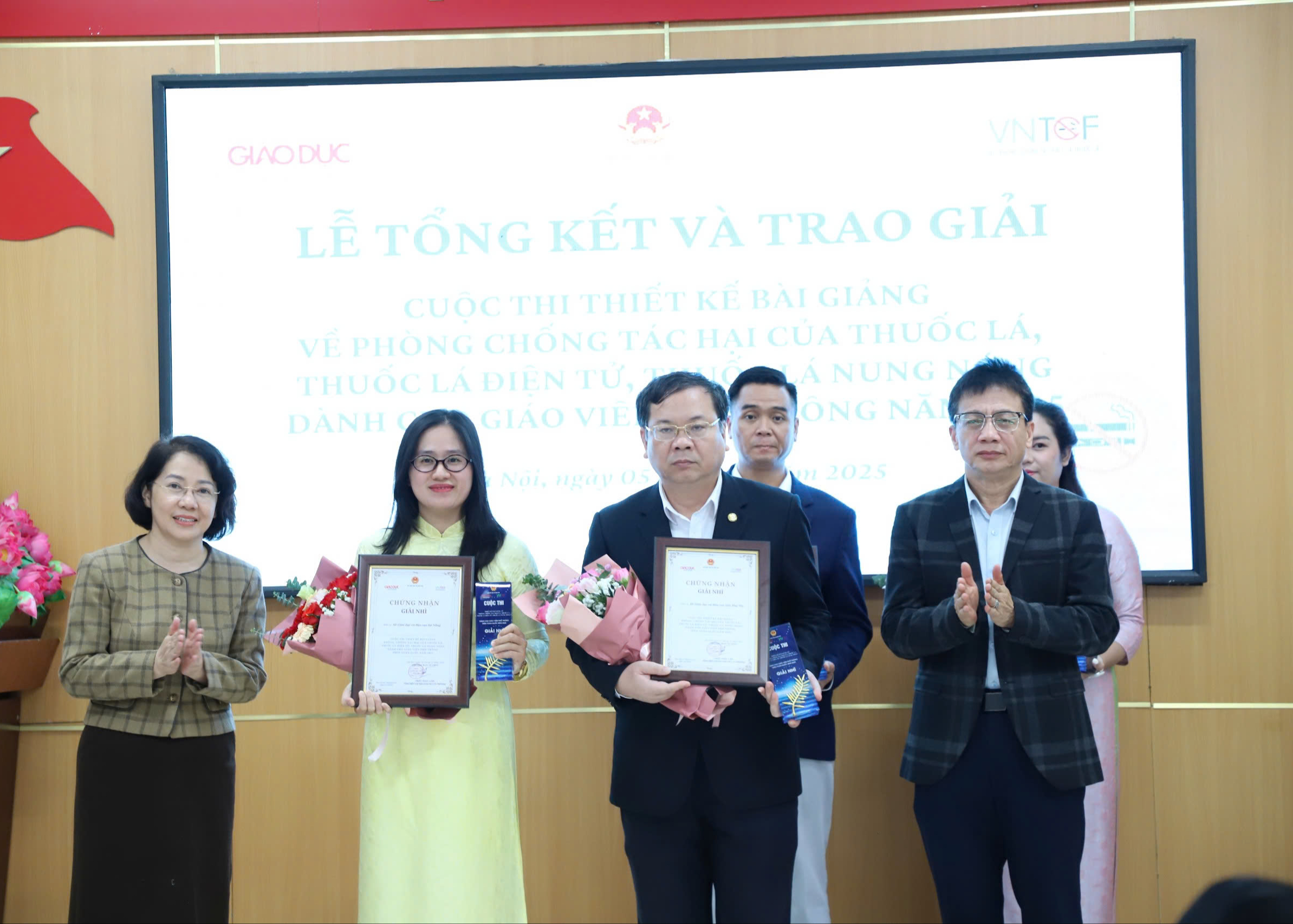 सिगरेट को स्कूलों में प्रवेश करने से दृढ़तापूर्वक रोकें - फोटो 3. Quyết liệt ngăn chặn thuốc lá len lỏi vào nhà trường- Ảnh 3.