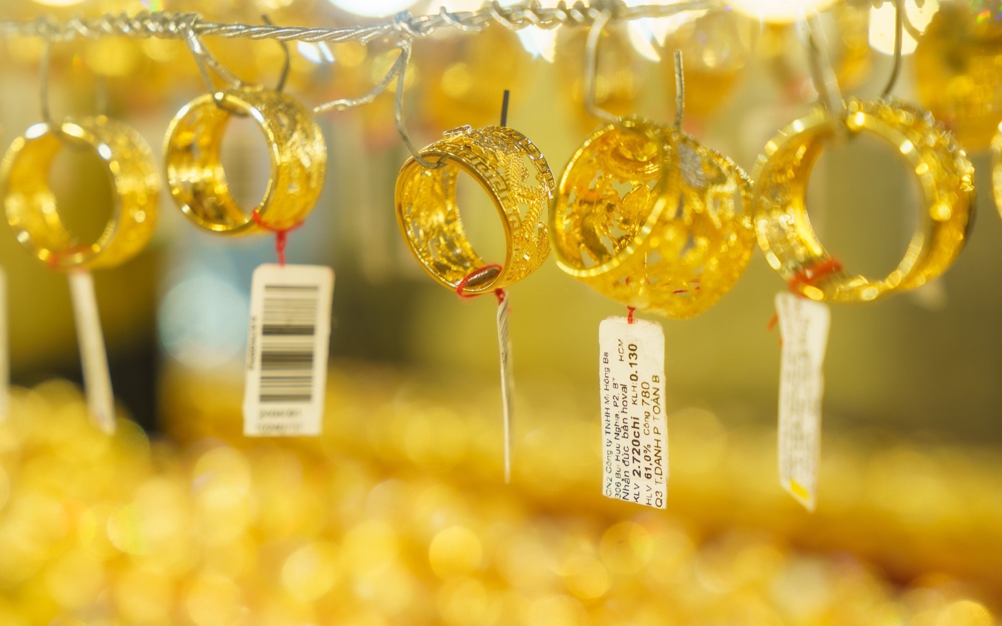 Giá vàng hôm nay ngày 6/11 tăng rất mạnh trở lại- Ảnh 2. Giá vàng hôm nay ngày 5/11 tiếp đà giảm rất mạnh