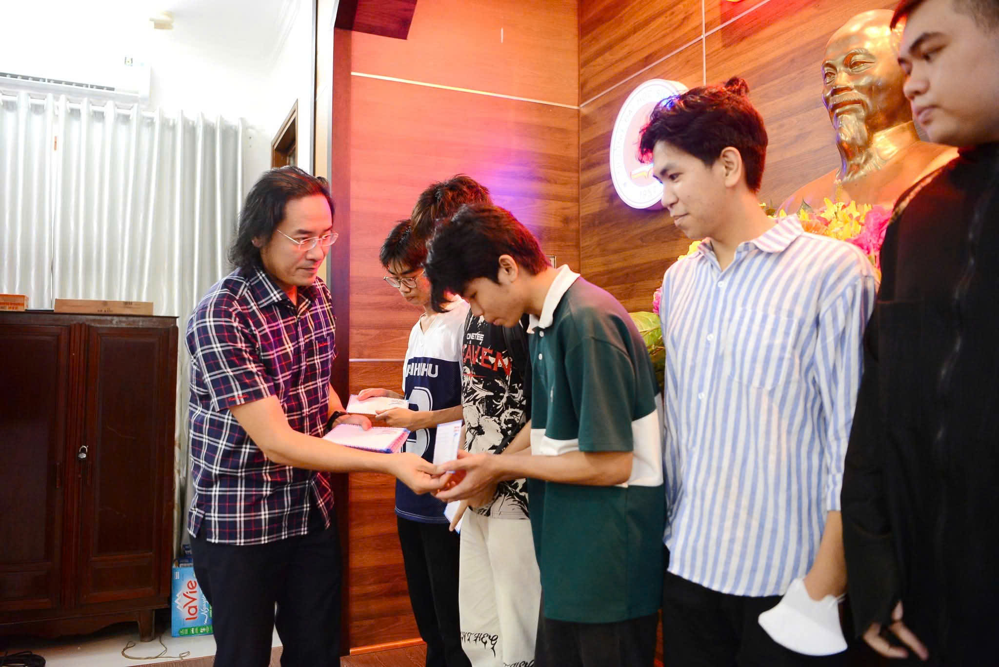 Nhiều trường đại học ở Huế đồng hành cùng sinh viên vượt khó mùa lũ
- Ảnh 4.