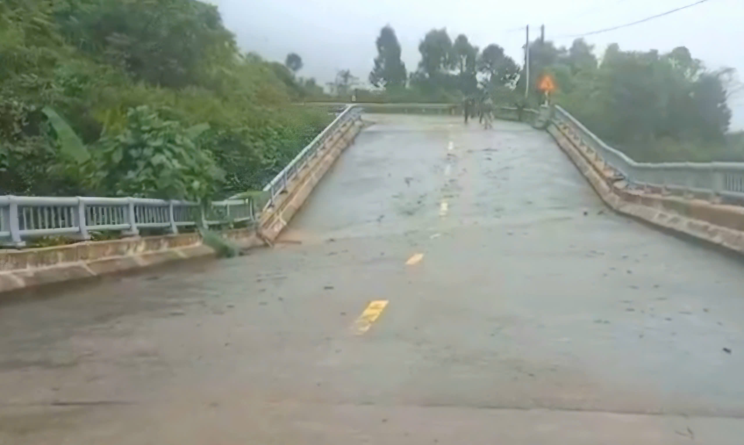 Cầu cạn trên đường Hồ Chí Minh nhánh Tây bị xô lệch do mưa lũ- Ảnh 3.