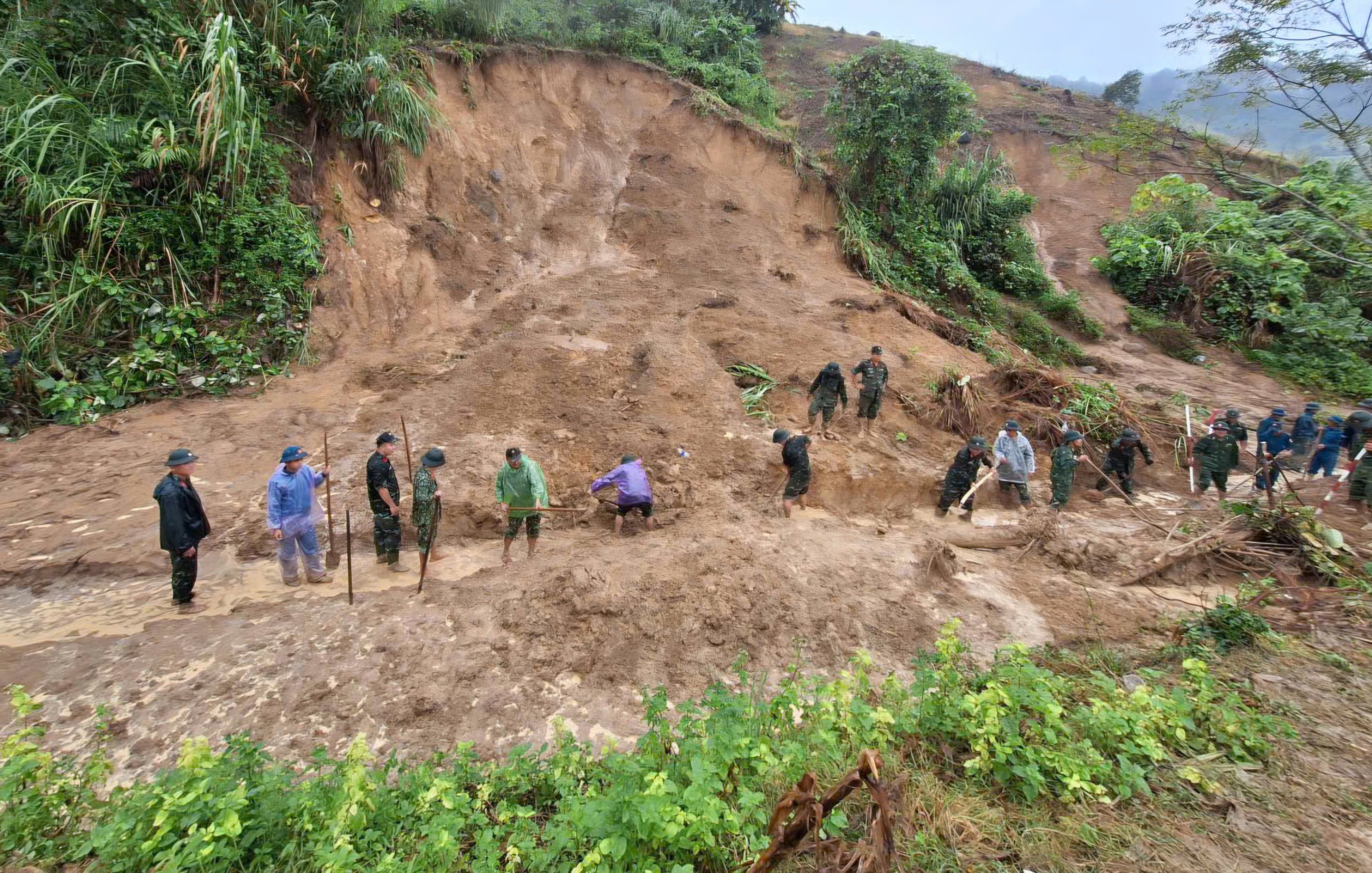 Cầu cạn trên đường Hồ Chí Minh nhánh Tây bị xô lệch do mưa lũ- Ảnh 4.