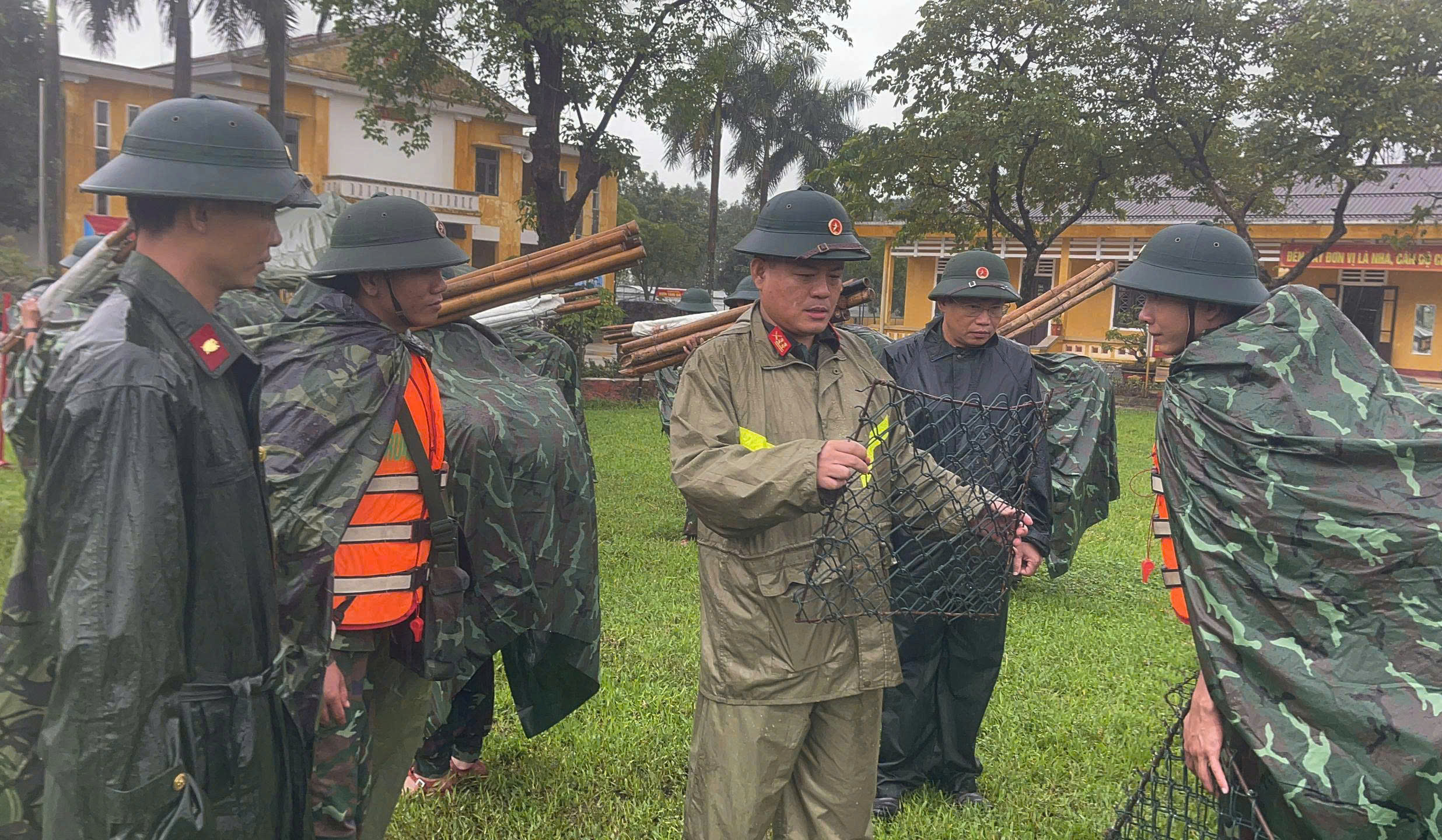 Huế vừa khắc phục hậu quả mưa lũ, vừa ứng phó với bão số 13- Ảnh 6. Huế vừa khắc phục hậu quả mưa lũ, vừa ứng phó với bão số 13- Ảnh 6.